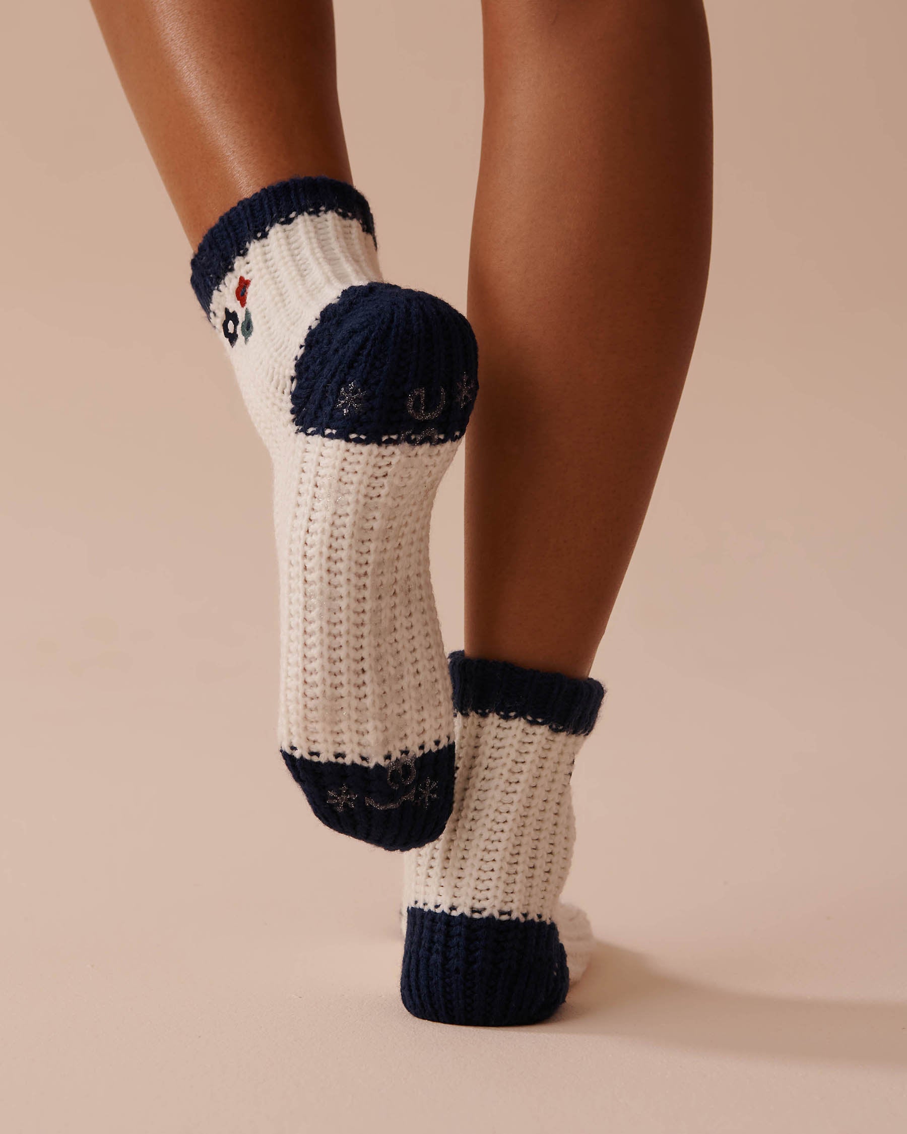 Knitted Socks with Winter Embroidery_40700366_10011_02