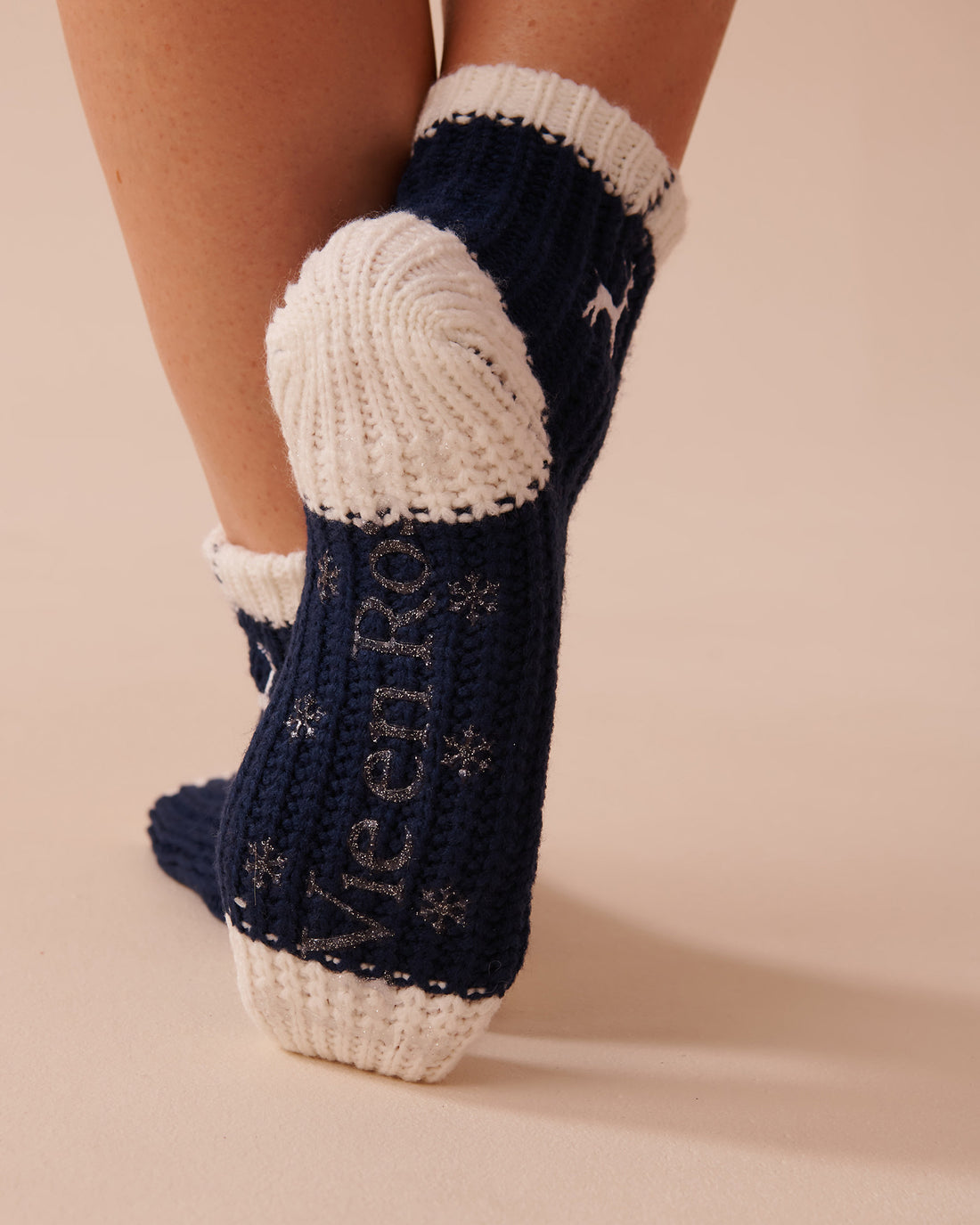 Knitted Socks with Winter Embroidery_40700366_40009_02