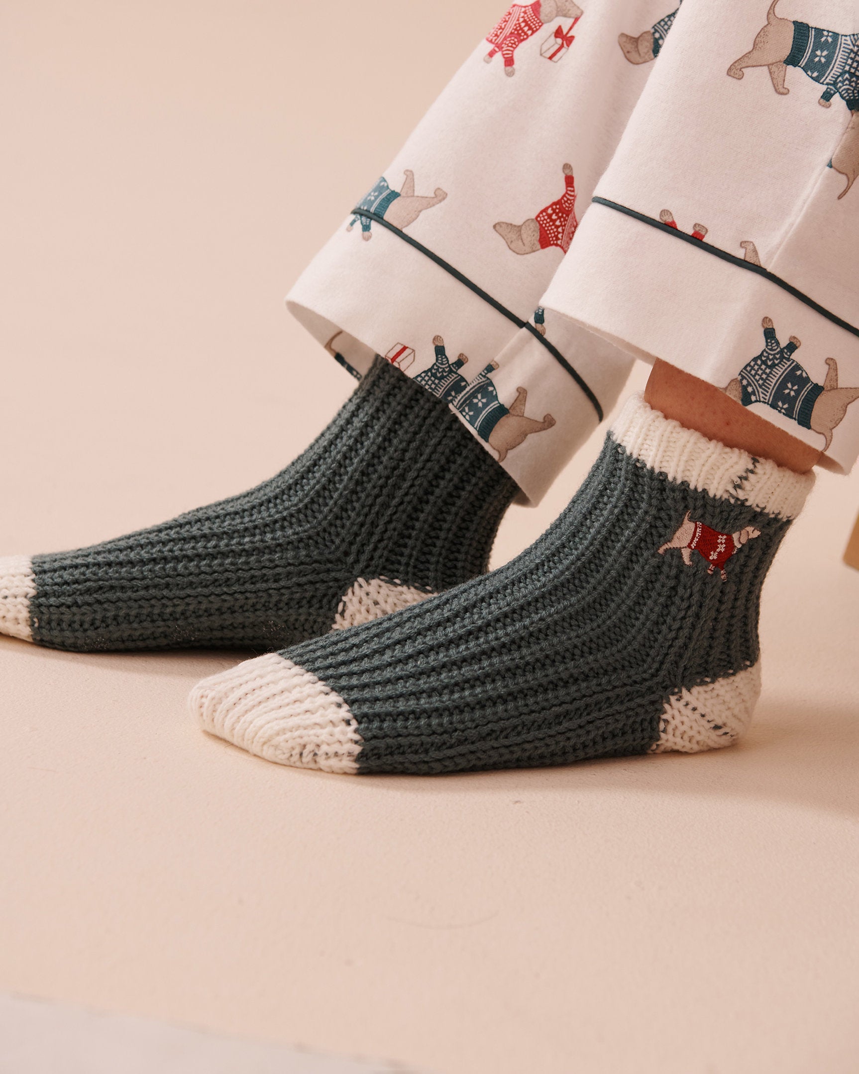 Knitted Socks with Winter Embroidery_40700366_40045_01