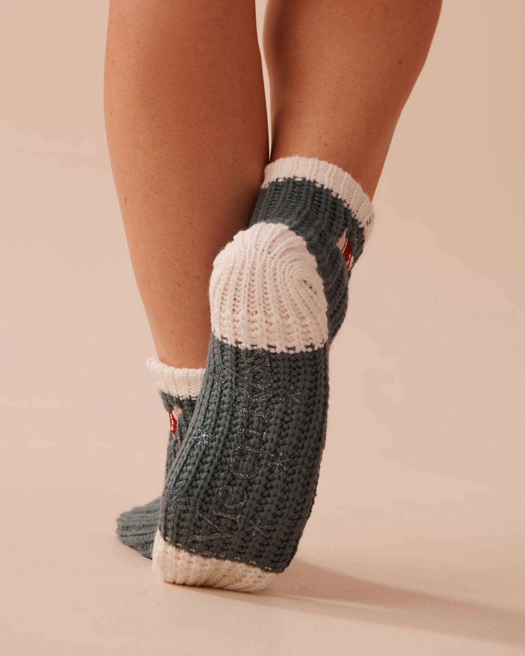 Knitted Socks with Winter Embroidery_40700366_40045_02