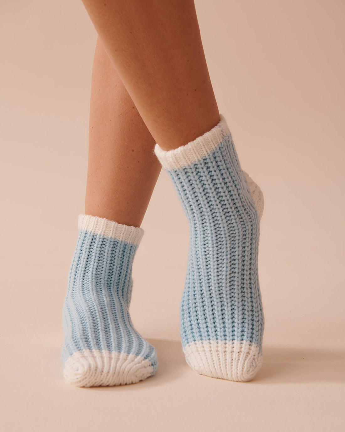 Knitted Socks with Winter Embroidery_40700366_40145_01