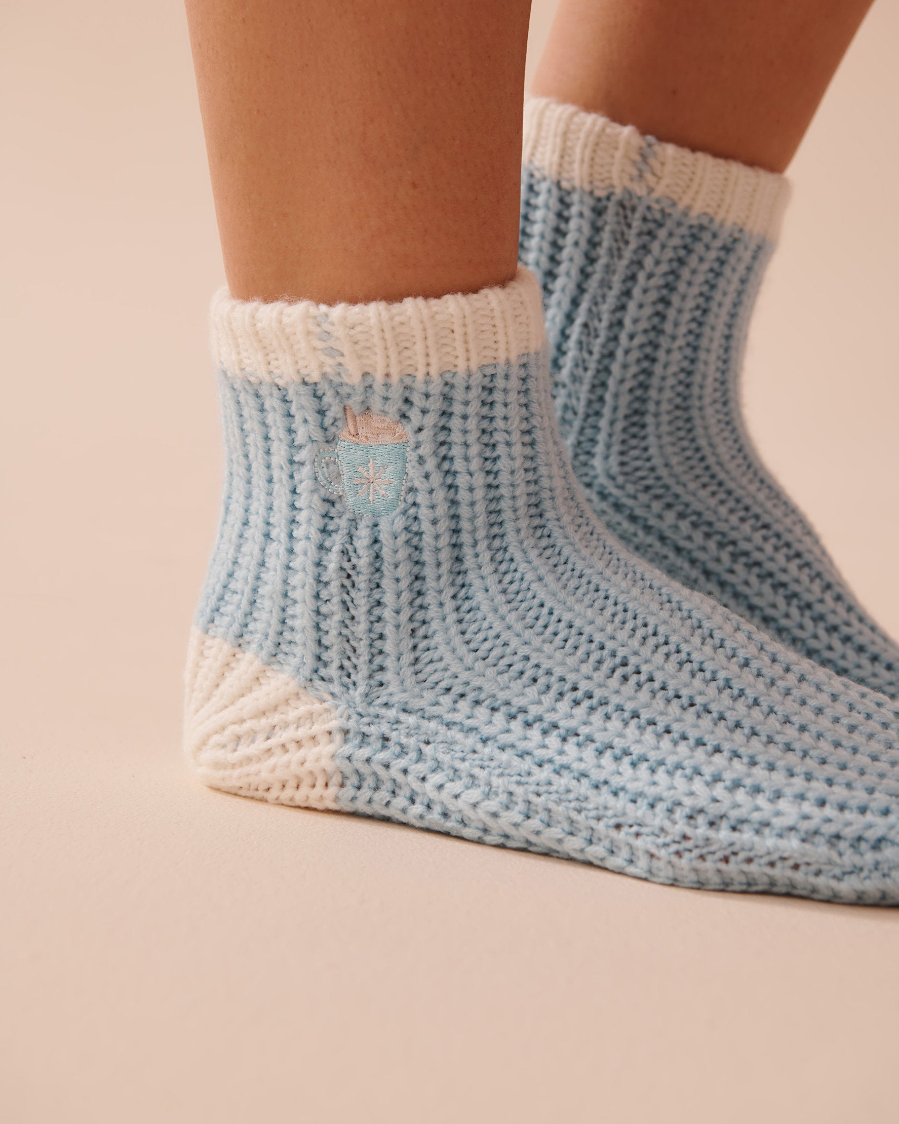 Knitted Socks with Winter Embroidery_40700366_40145_02