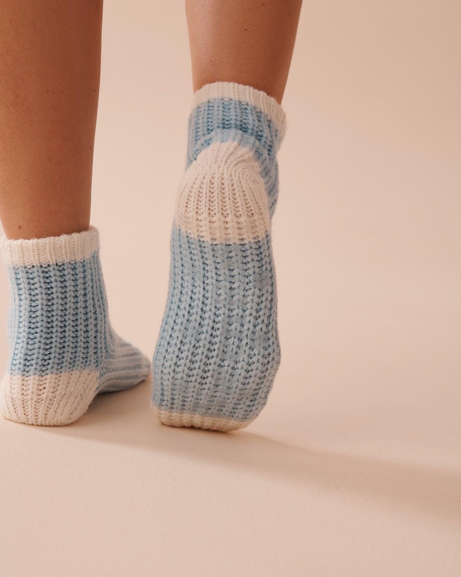 Knitted Socks with Winter Embroidery_40700366_40145_03