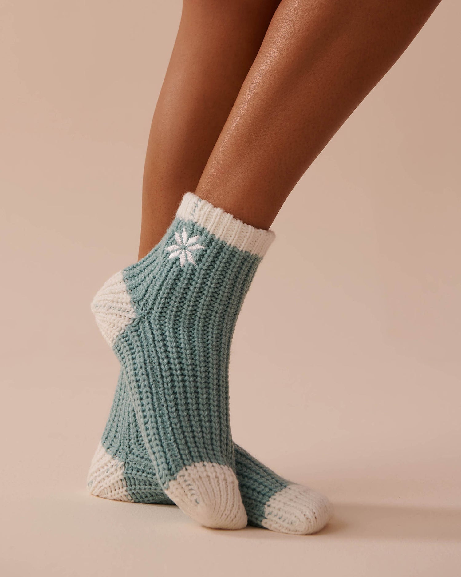 Knitted Socks with Winter Embroidery_40700366_40200_01