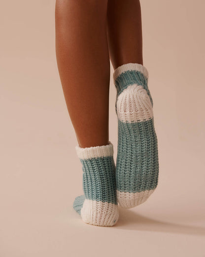 Knitted Socks with Winter Embroidery_40700366_40200_02