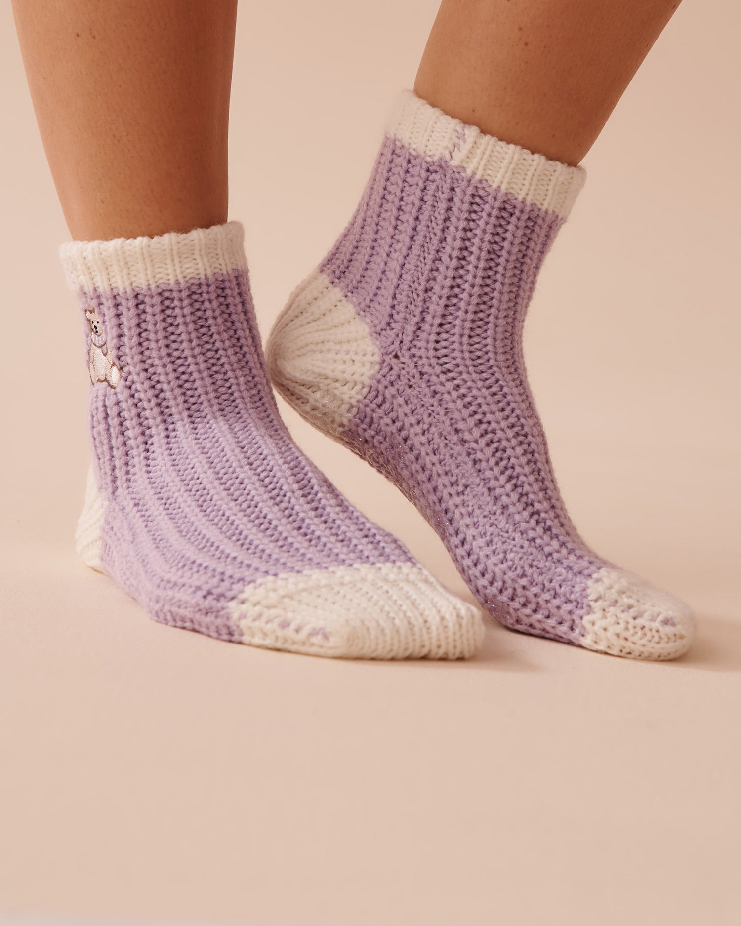 Knitted Socks with Winter Embroidery_40700366_50032_01