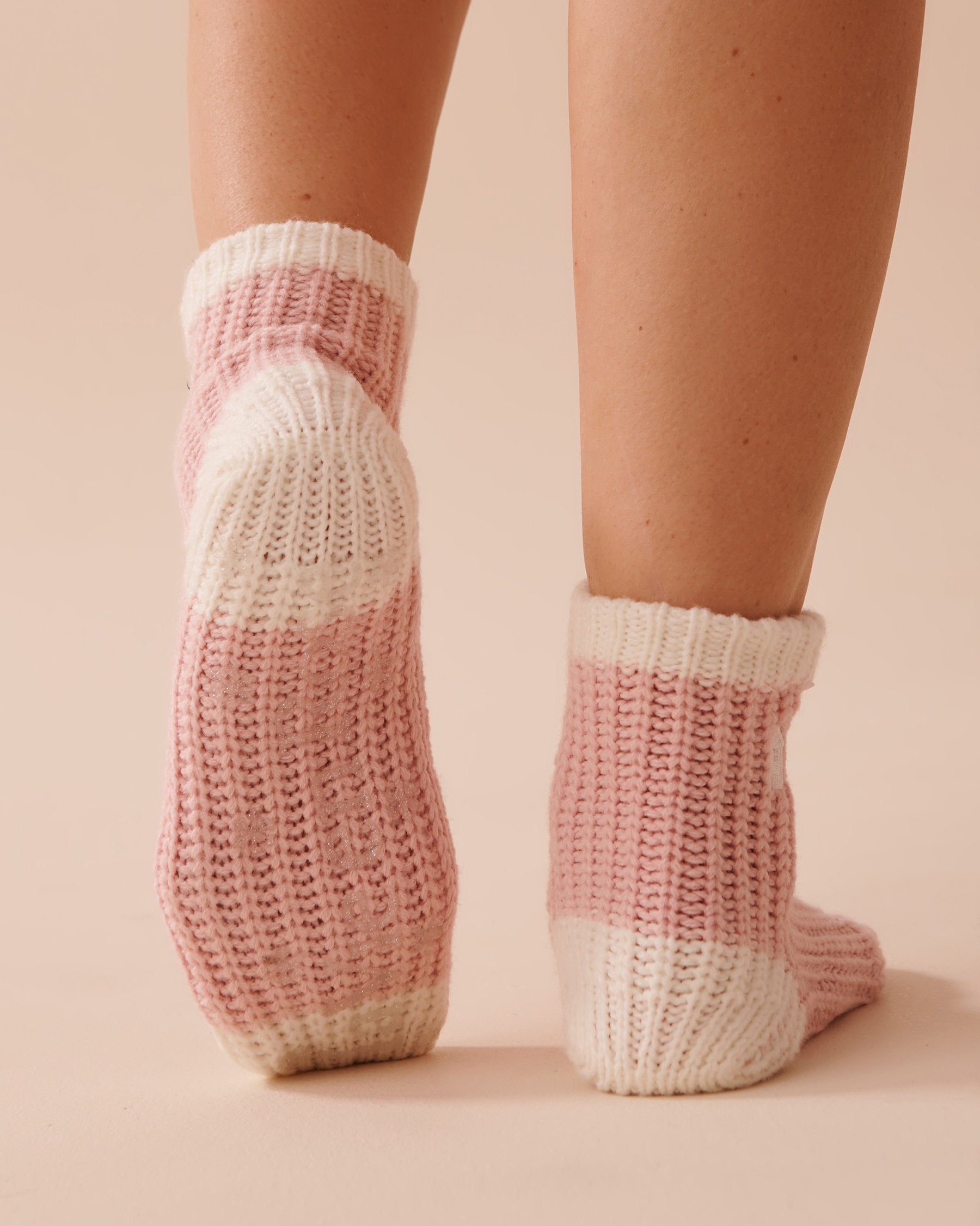 Knitted Socks with Winter Embroidery_40700366_60042_02