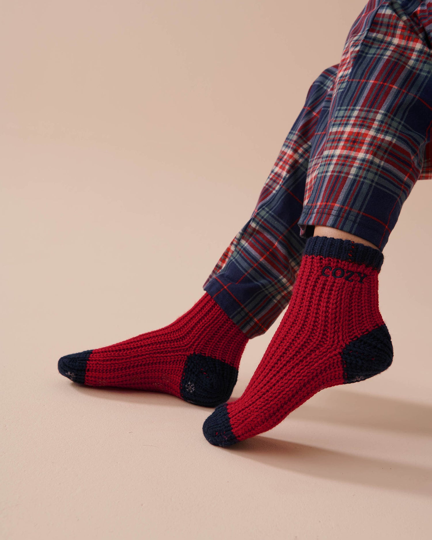 Knitted Socks with Winter Embroidery_40700366_60169_01