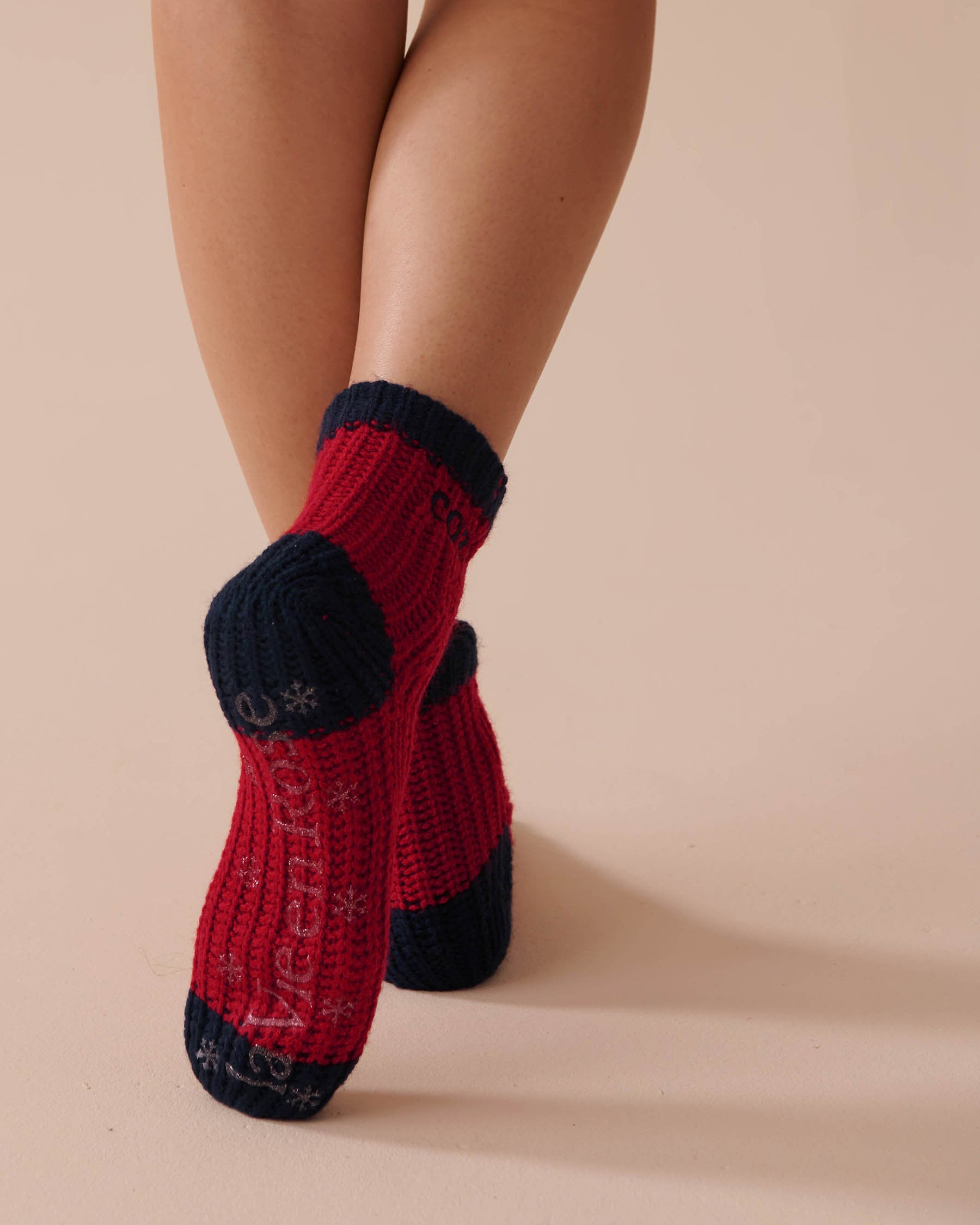 Knitted Socks with Winter Embroidery_40700366_60169_02