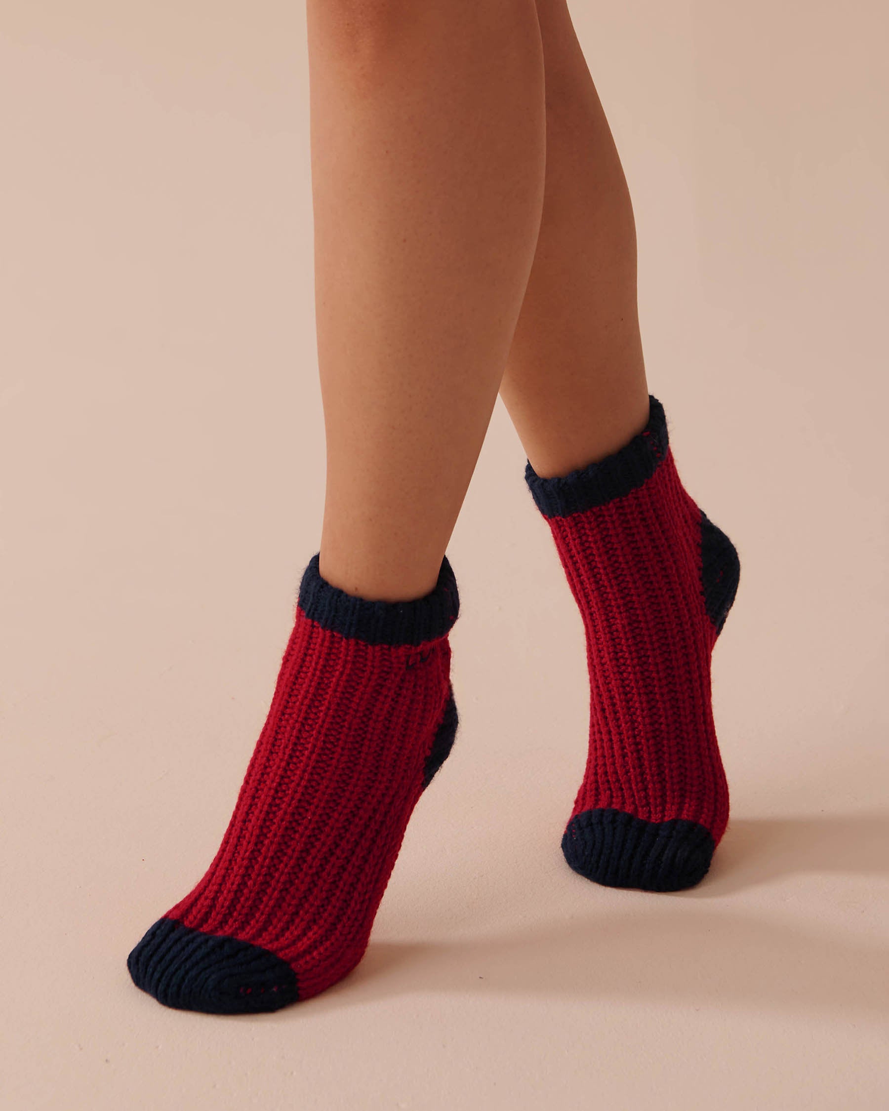 Knitted Socks with Winter Embroidery_40700366_60169_03