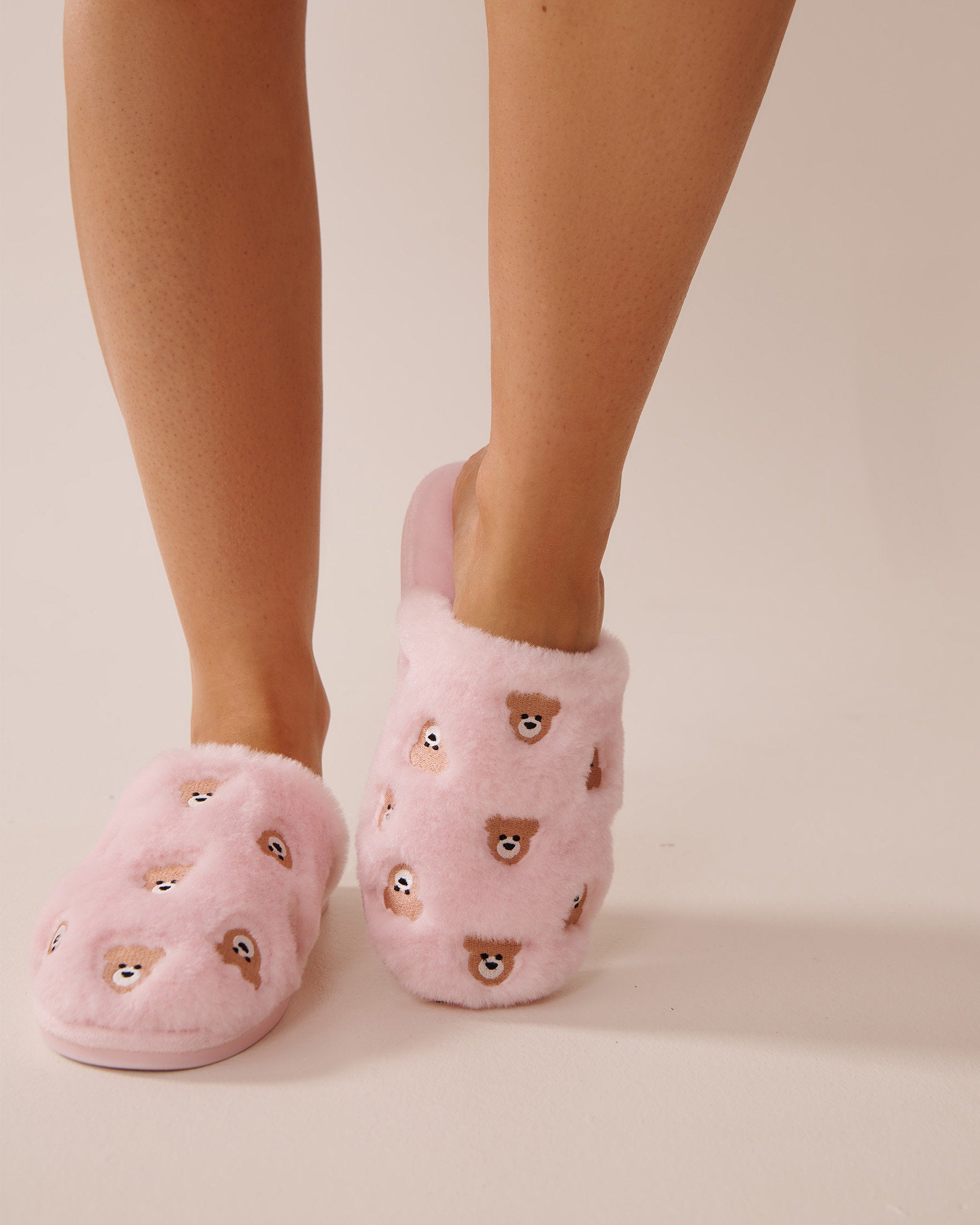 La Vie en Rose_Faux Wool Embroidered Slippers_40700372_60042_01