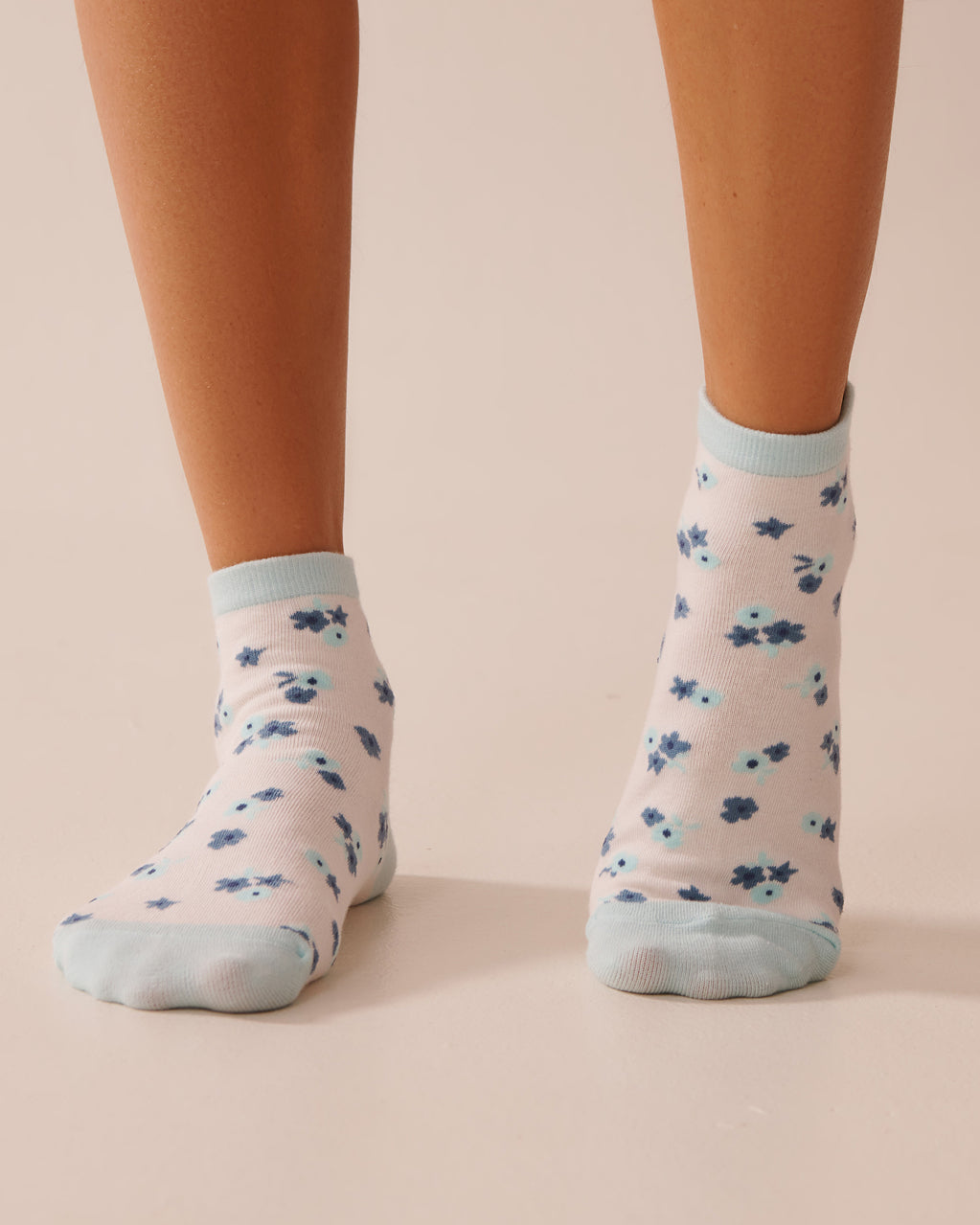 La Vie en Rose_Snow White Blue Ditsy_Finely Ribbed Striped Socks_40700396_P10500_01