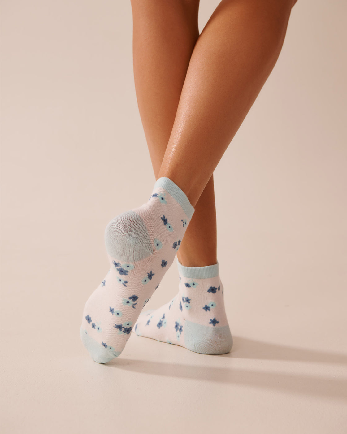 La Vie en Rose_Snow White Blue Ditsy_Finely Ribbed Striped Socks_40700396_P10500_02