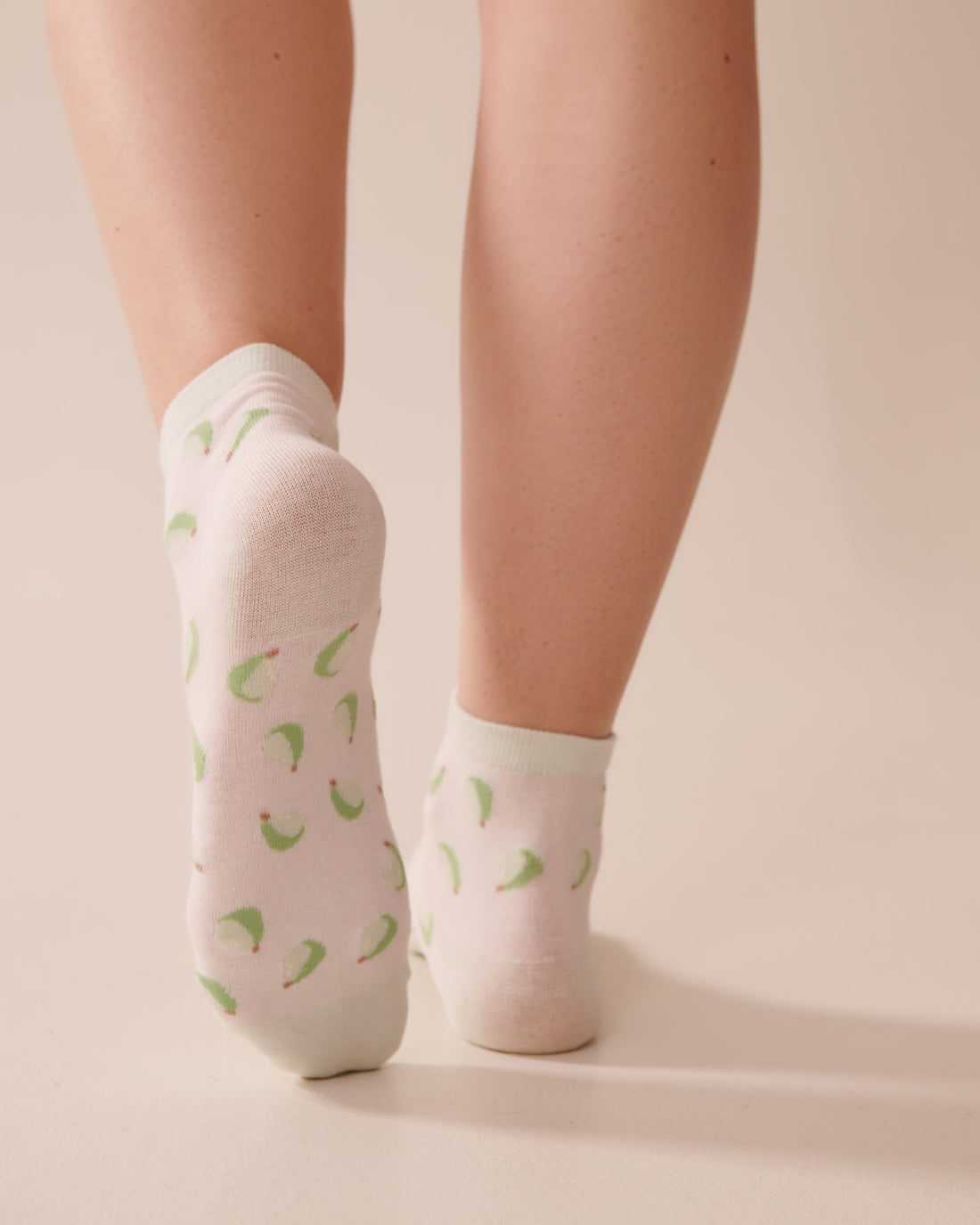 La Vie en Rose_Snow White Pear_Finely Ribbed Striped Socks_40700396_P10501_02