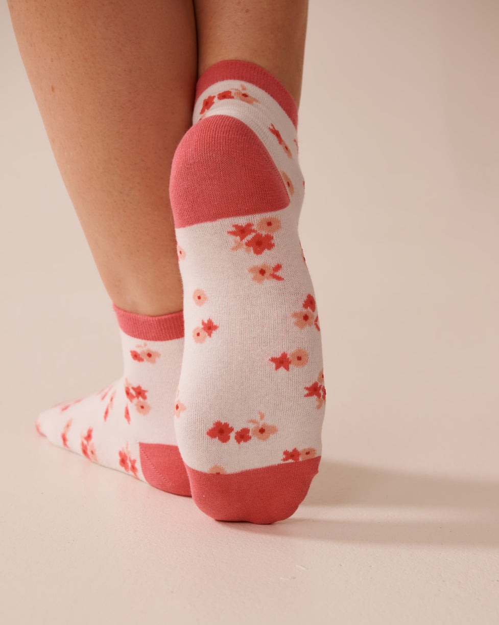 La Vie en Rose_Snow White Pink Ditsy_Finely Ribbed Striped Socks_40700396_P10502_02