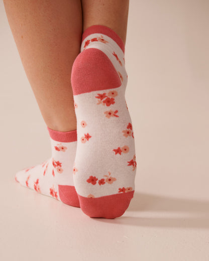 La Vie en Rose_Snow White Pink Ditsy_Finely Ribbed Striped Socks_40700396_P10502_02