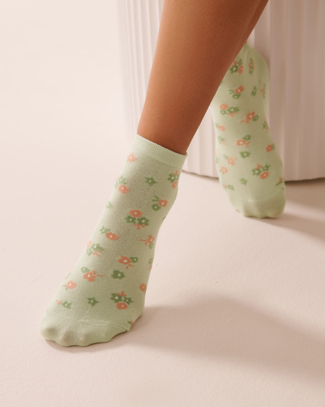 La Vie en Rose_Seacrest Ditsy_Finely Ribbed Striped Socks_40700396_P30119_01