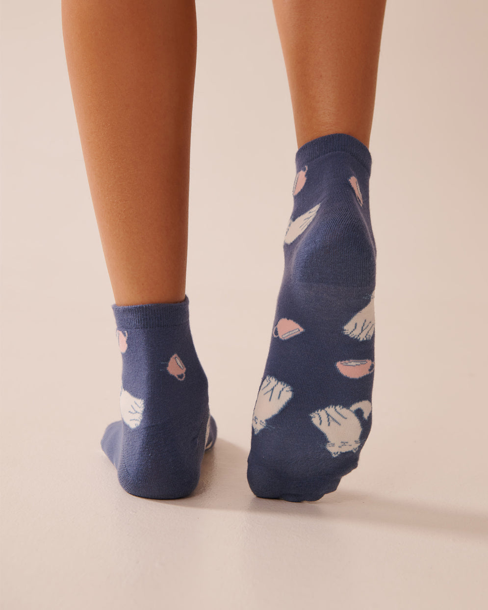 La Vie en Rose_Blue Indigo Cats_Finely Ribbed Striped Socks_40700396_P40446_02