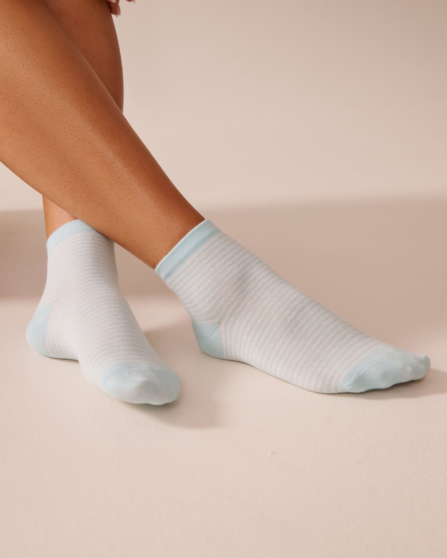 La Vie en Rose_Clearwater Stripe_Finely Ribbed Striped Socks_40700396_P40447_03