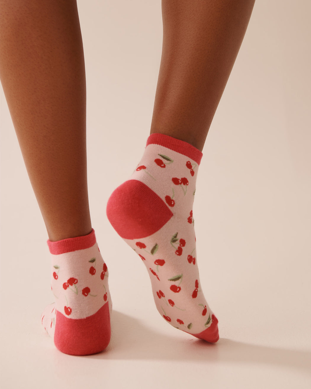 La Vie en Rose_Peachskin Cherry_Finely Ribbed Striped Socks_40700396_P60365_02