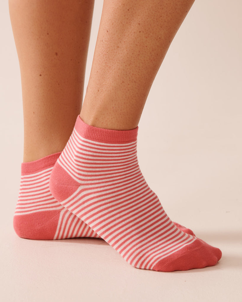 La Vie en Rose_Rapture Rose Stripe_Finely Ribbed Striped Socks_40700396_P60366_01