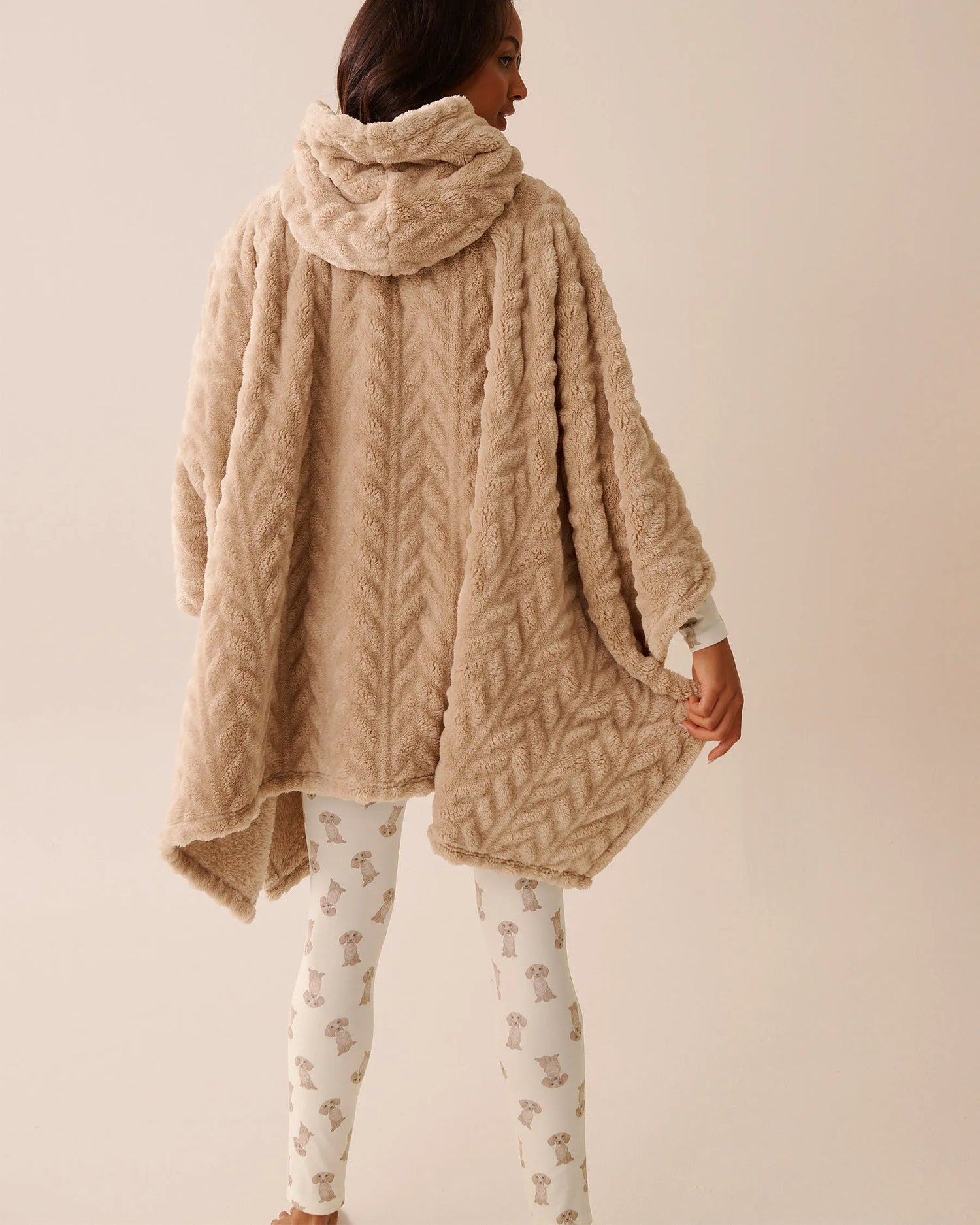 La Vie en Rose_Goat Cable_Cable Effect Soft Plush Hooded Cape_40700414_P20074_02