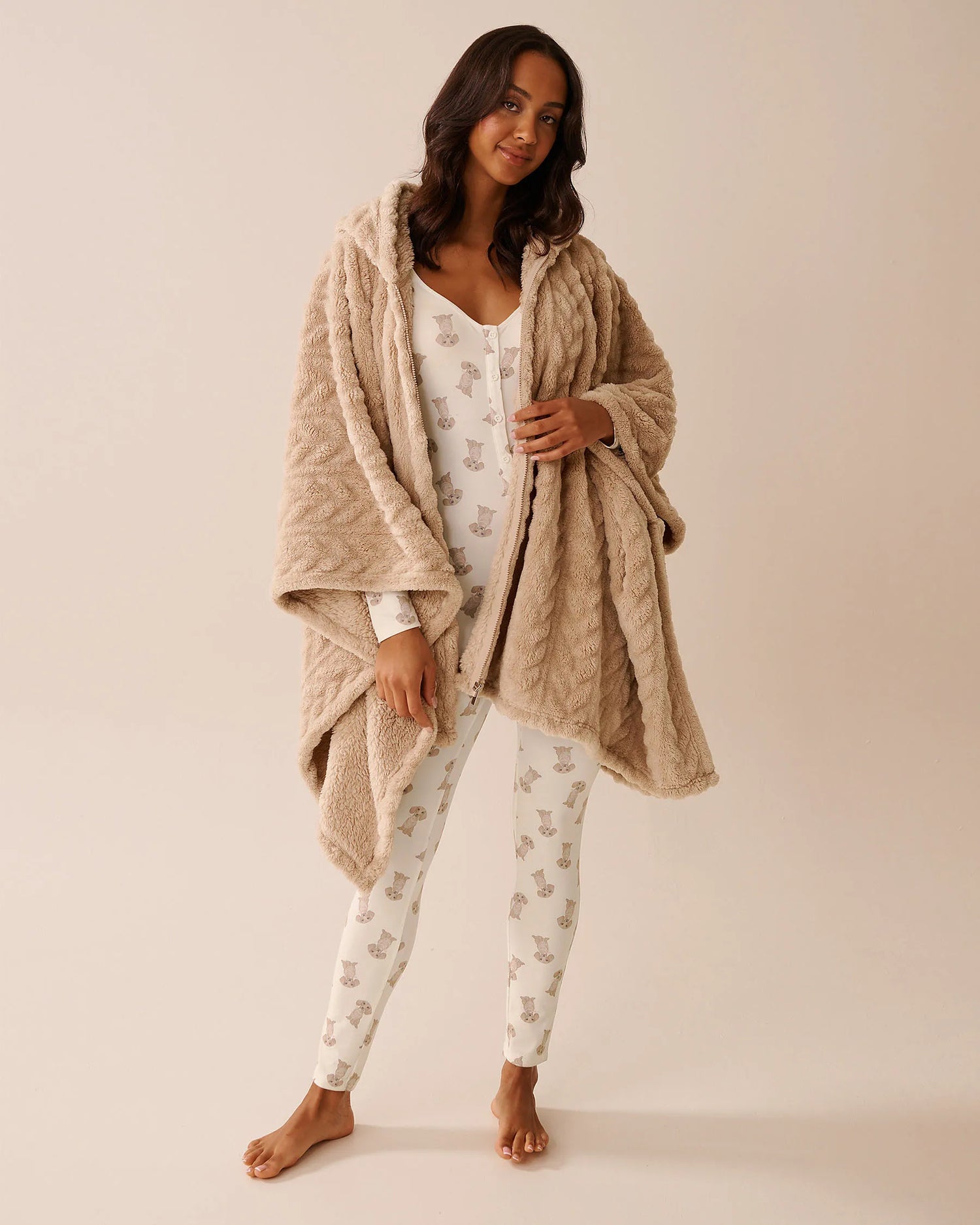 La Vie en Rose_Goat Cable_Cable Effect Soft Plush Hooded Cape_40700414_P20074_04