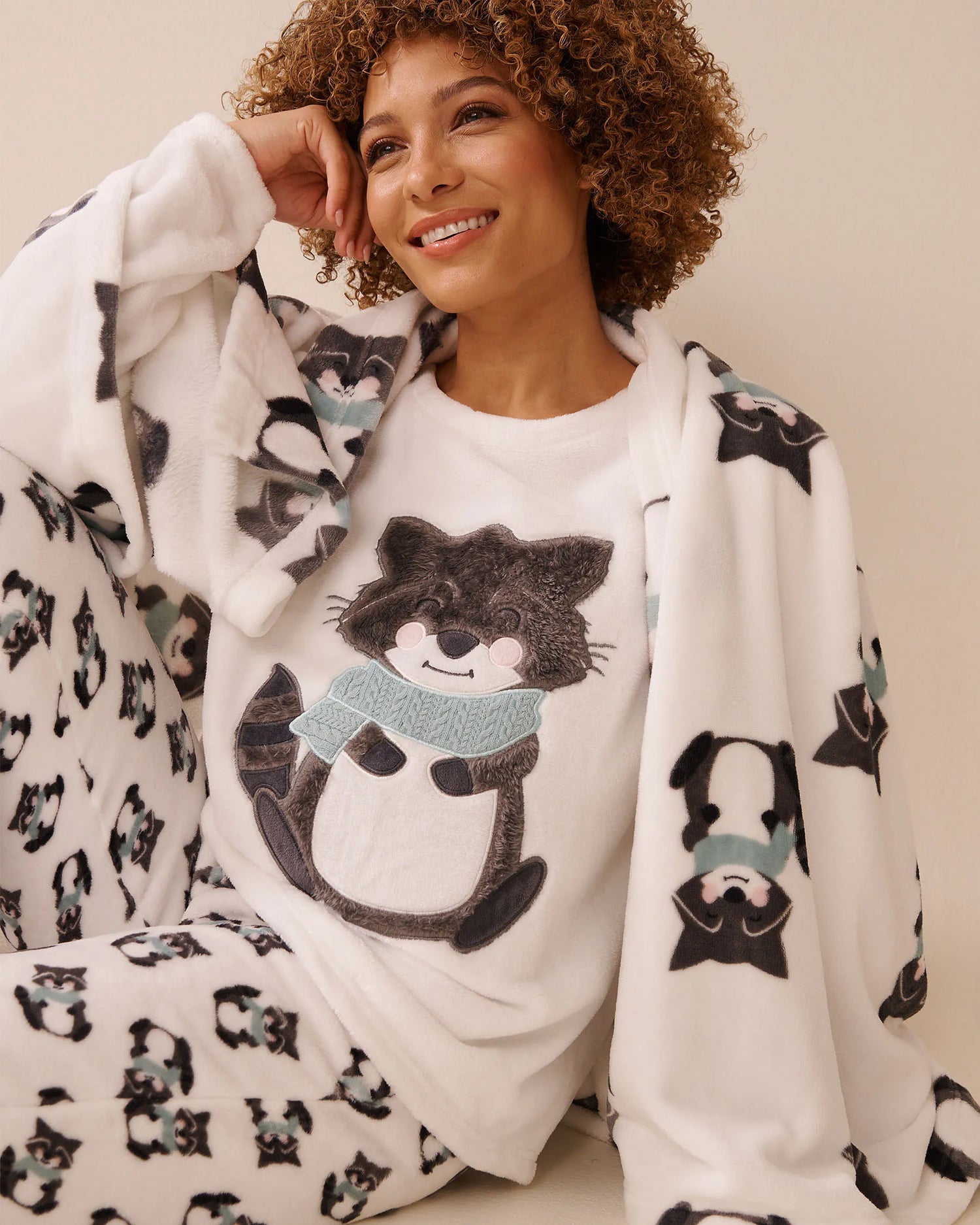 La Vie en Rose_Snow White Raccoon_Raccoon Print Soft Plush Blanket_40700415_P10523_02