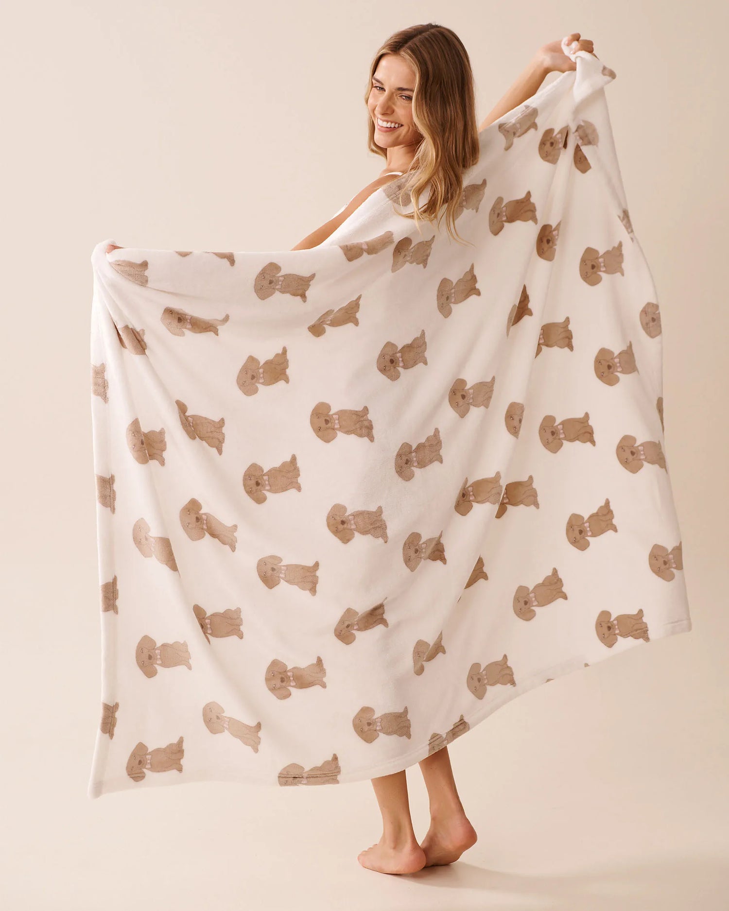 La Vie en Rose_Snow White Dachshund W Bow_Dachshund Print Soft Plush Blanket_40700415_P10528_03