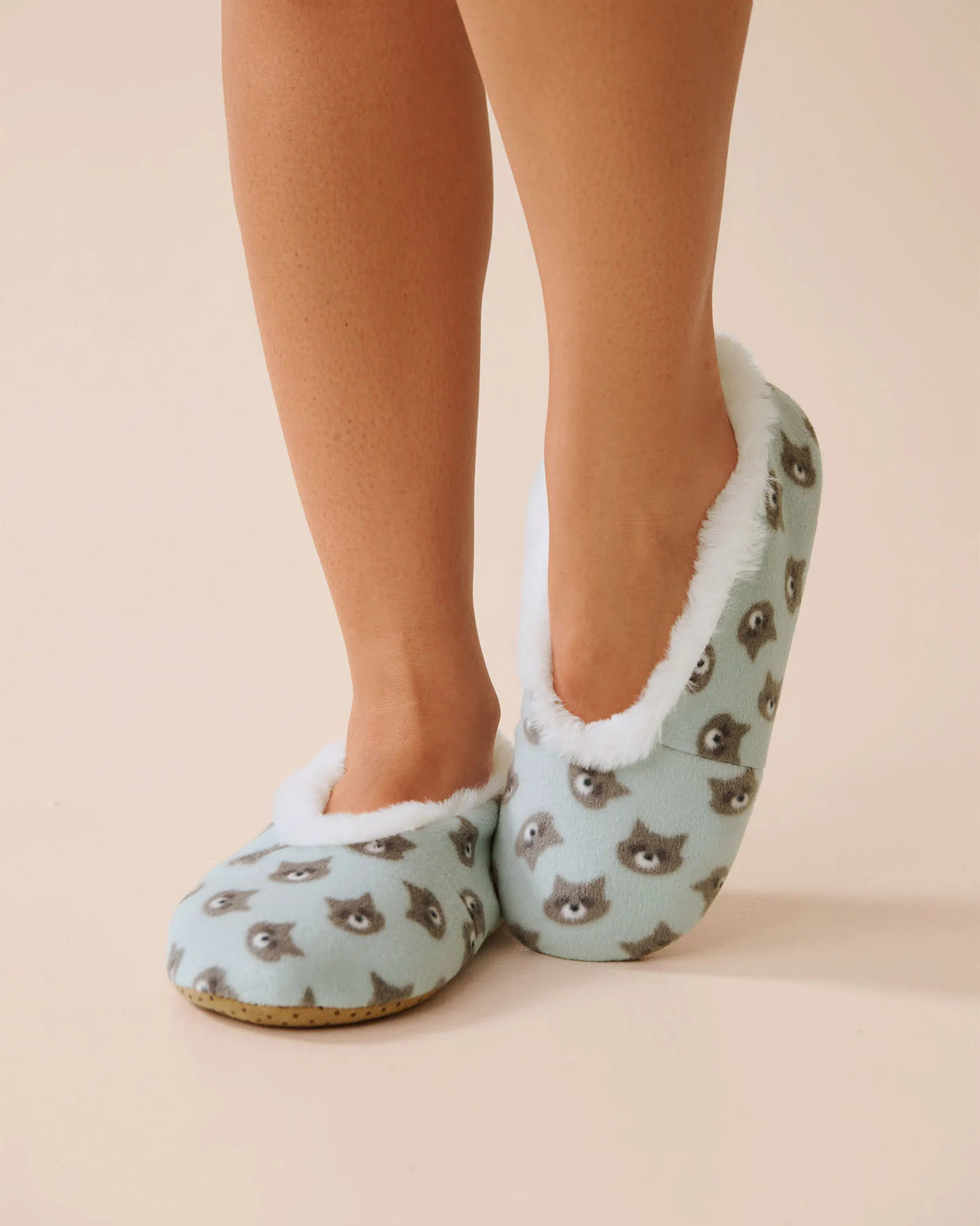 La Vie en Rose_Gray Mist Raccoon Face_Raccoon Micropolar Slipper Socks_40700416_P40490_01