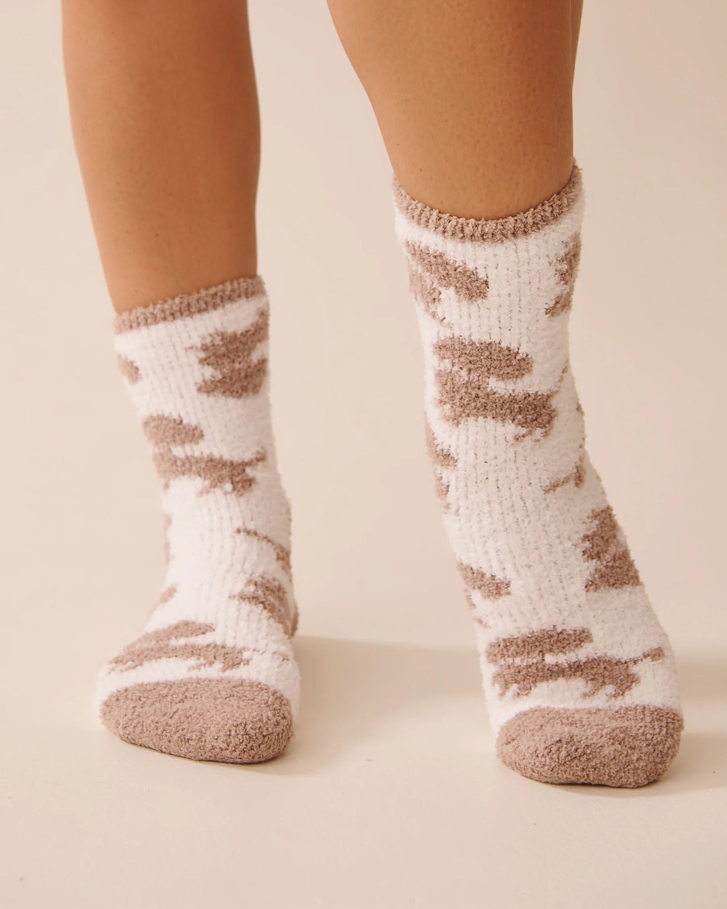 La Vie en Rose_Snow White &amp; Goat Dachshund_Plush Raccoon Socks_40700417_P10527_04