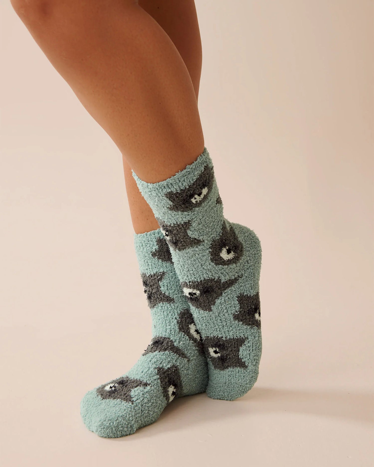La Vie en Rose_Gray Mist Raccoon Face_Plush Raccoon Socks_40700417_P40490_01
