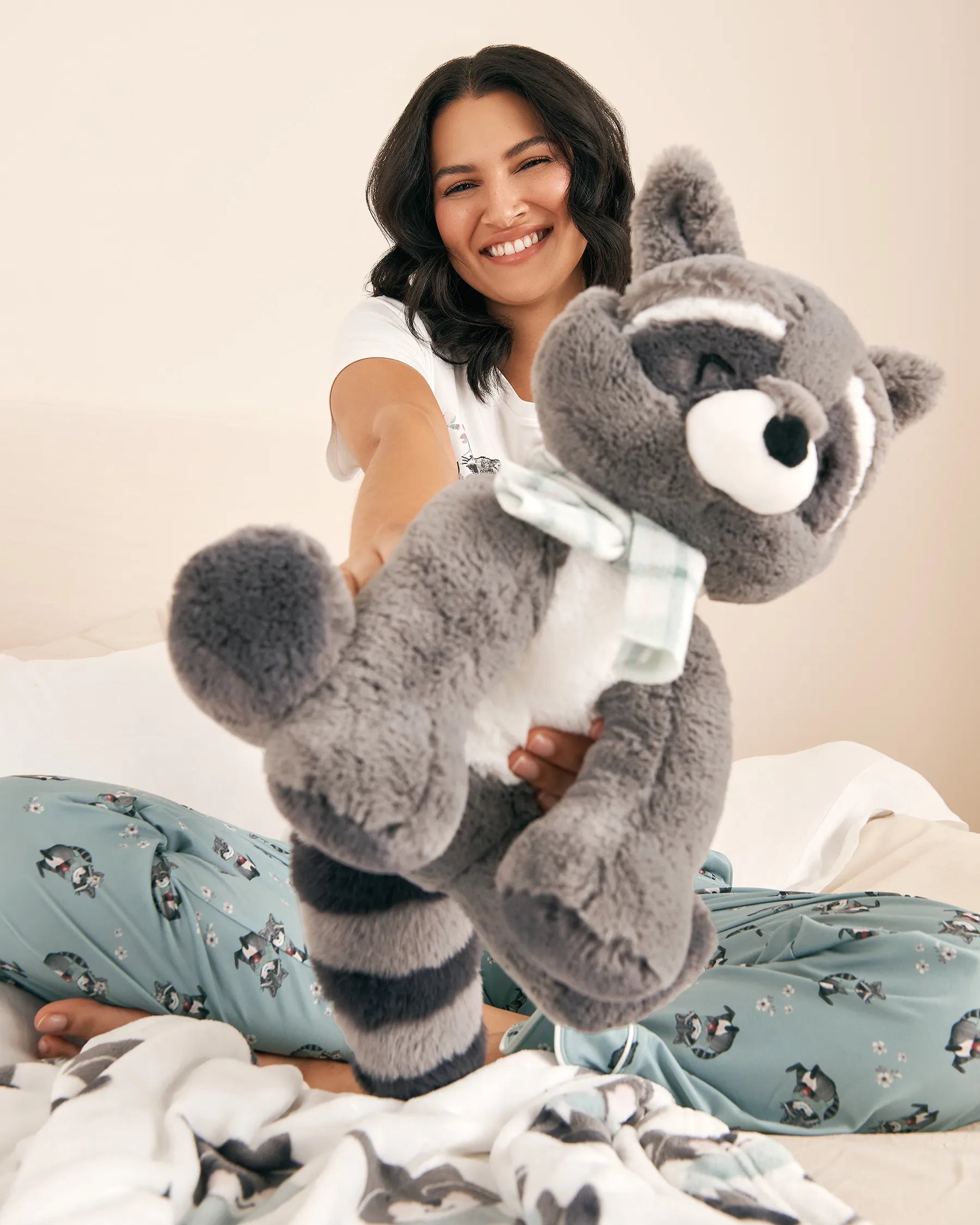 La Vie en Rose_Smoke Pearl_Stuffed Raccoon_40700421_00006_02
