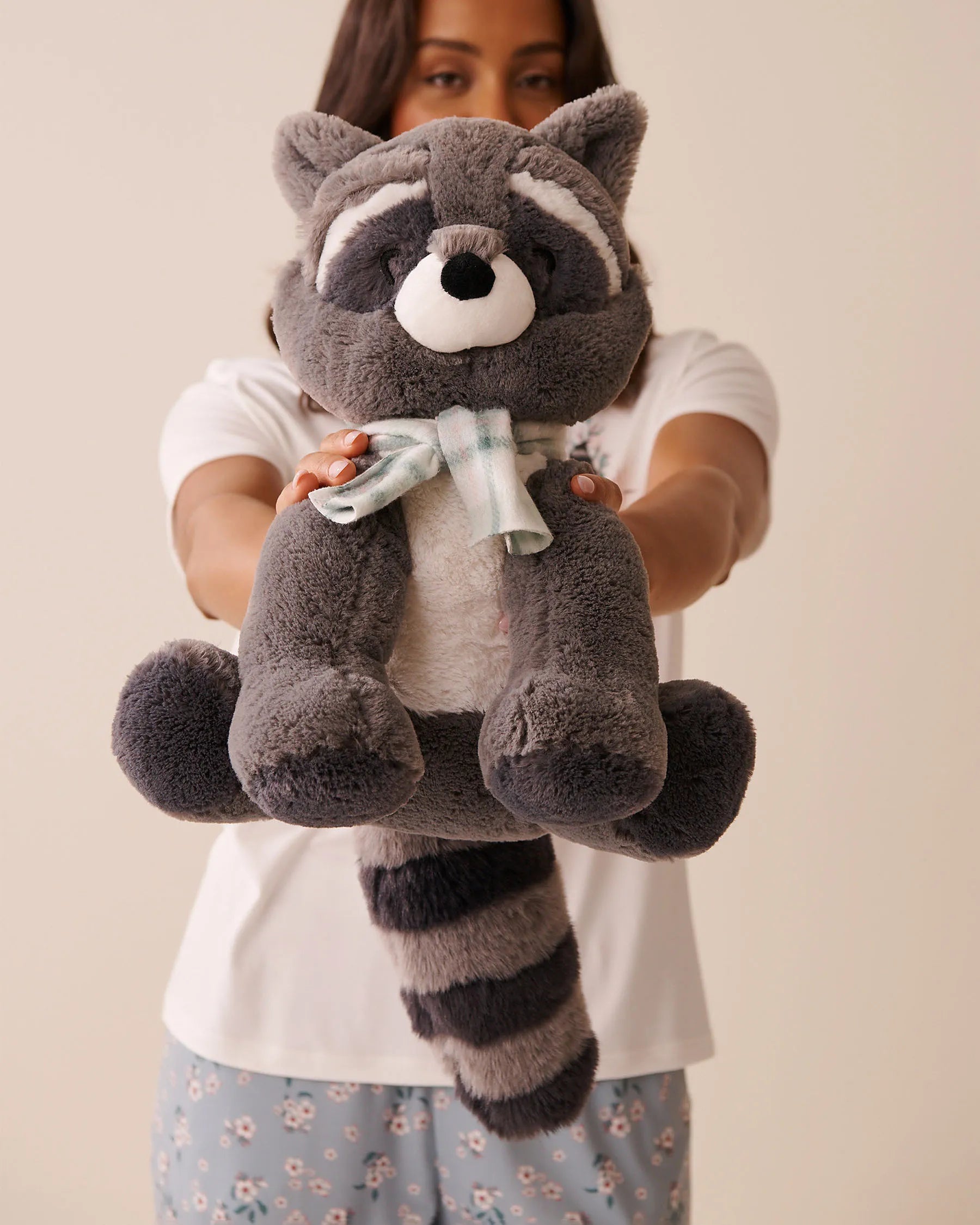 La Vie en Rose_Smoke Pearl_Stuffed Raccoon_40700421_00006_04