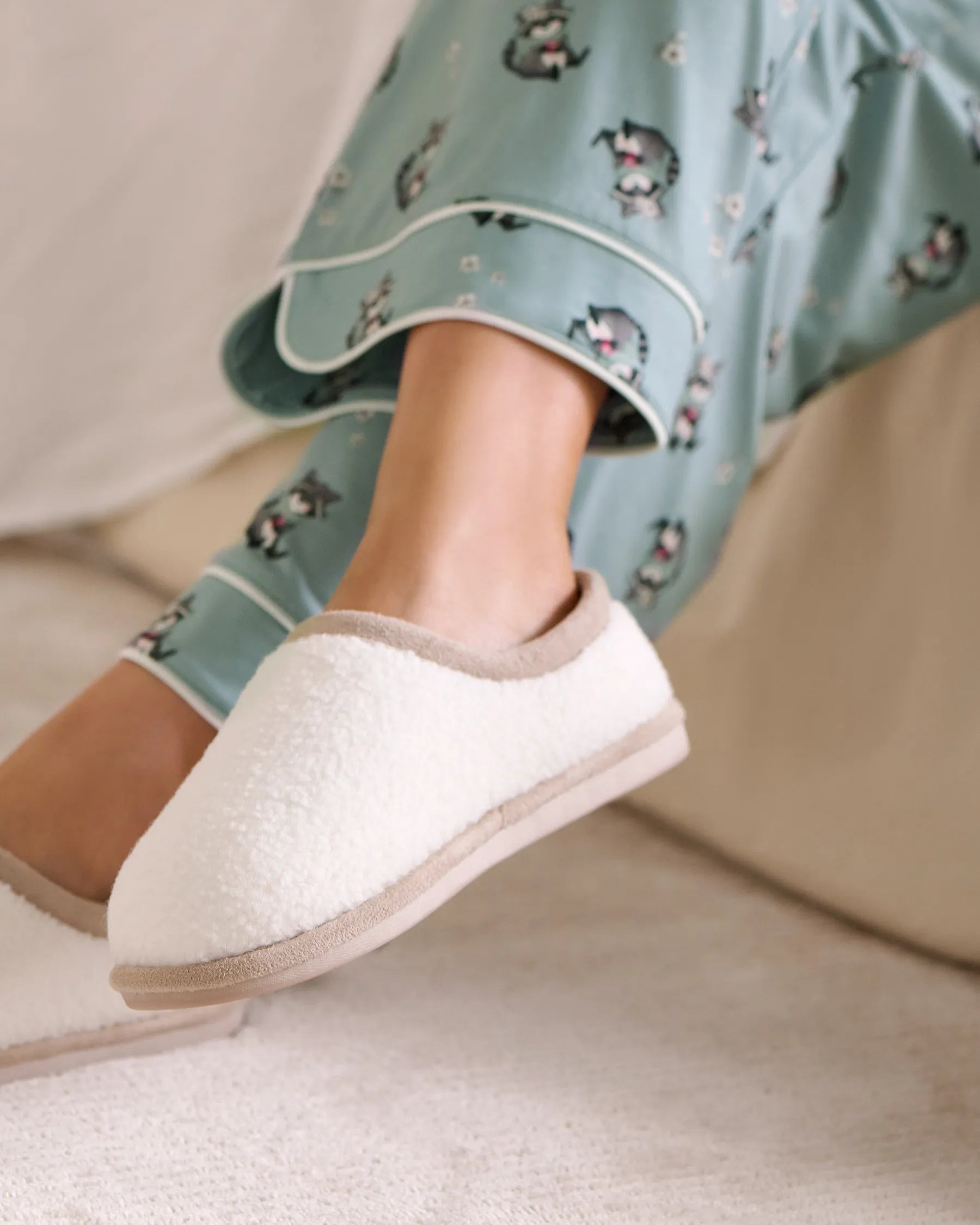 La Vie en Rose_Snow White_Curly Fur Slippers_40700422_10011_01