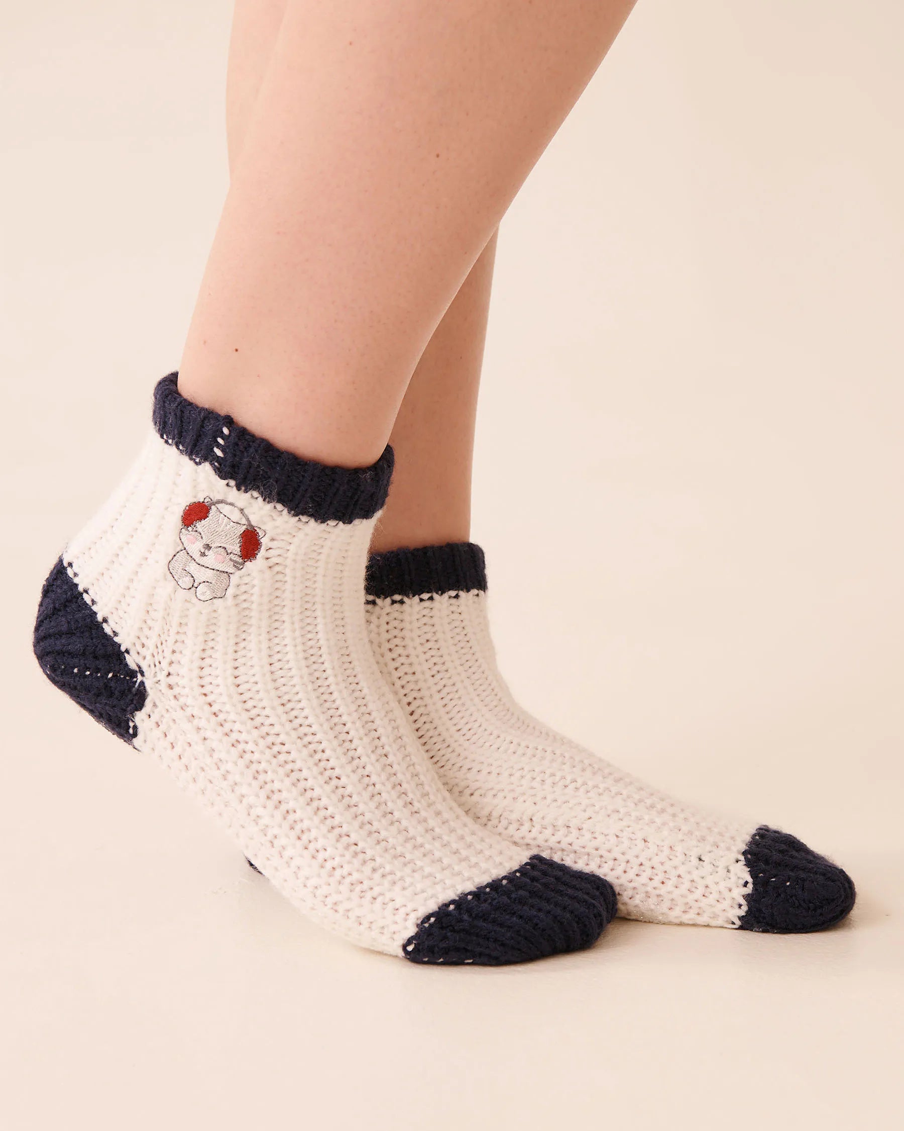 La Vie en Rose_Snow White_Embroidered Cat Socks_40700423_10011_01