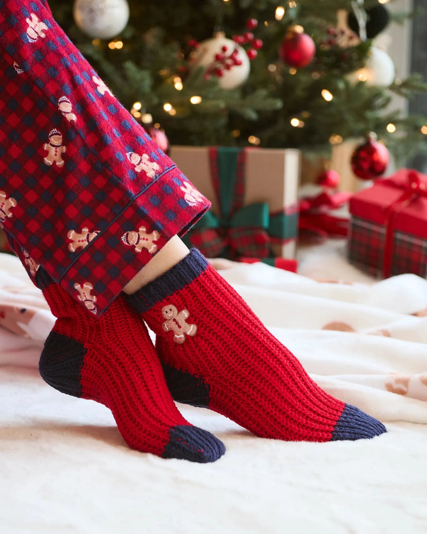 La Vie en Rose_Savvy Red_Embroidered Gingerbread Socks_40700423_60215_01