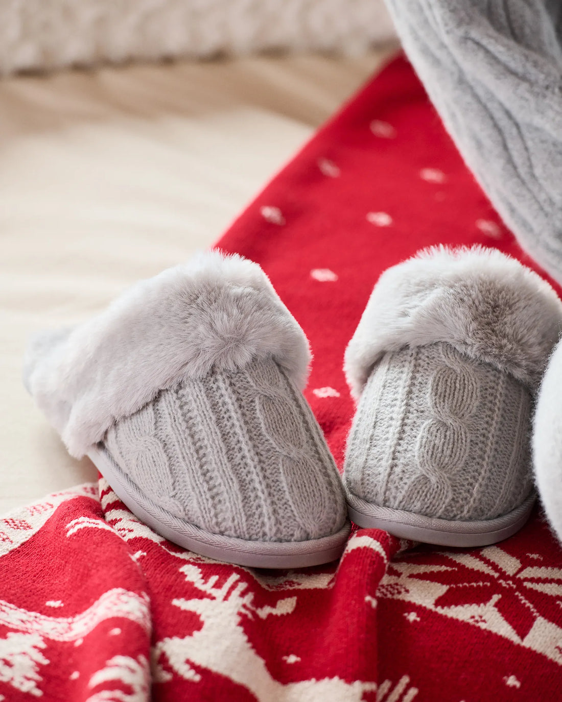 La Vie en Rose_Quiet Gray_Cable Knit and Faux Fur Slippers_40700429_00055_01