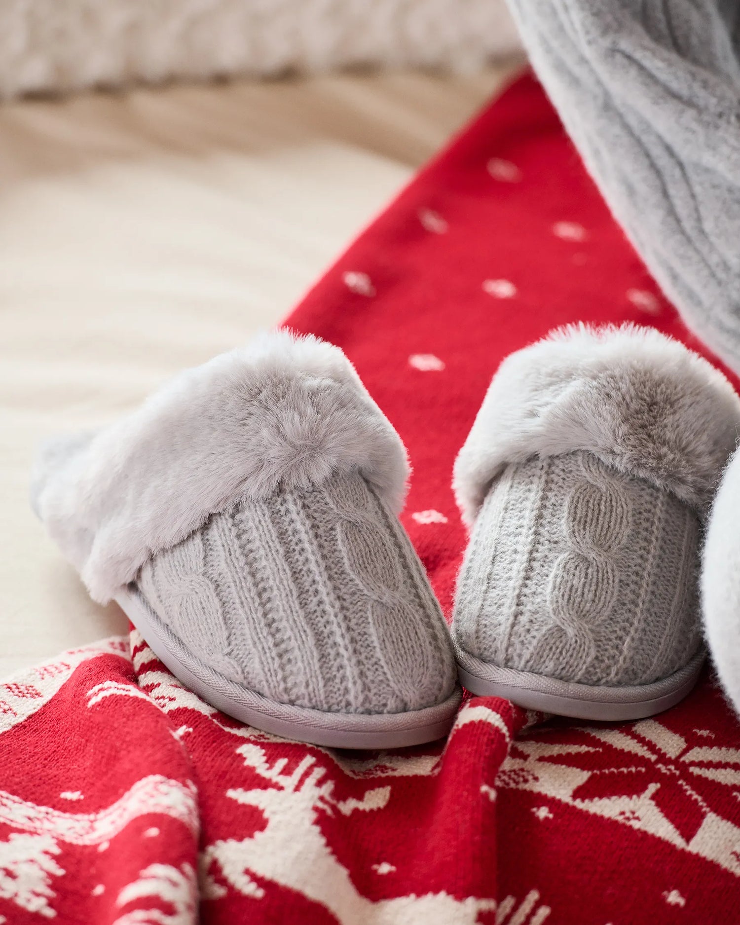 La Vie en Rose_Quiet Gray_Cable Knit and Faux Fur Slippers_40700429_00055_01