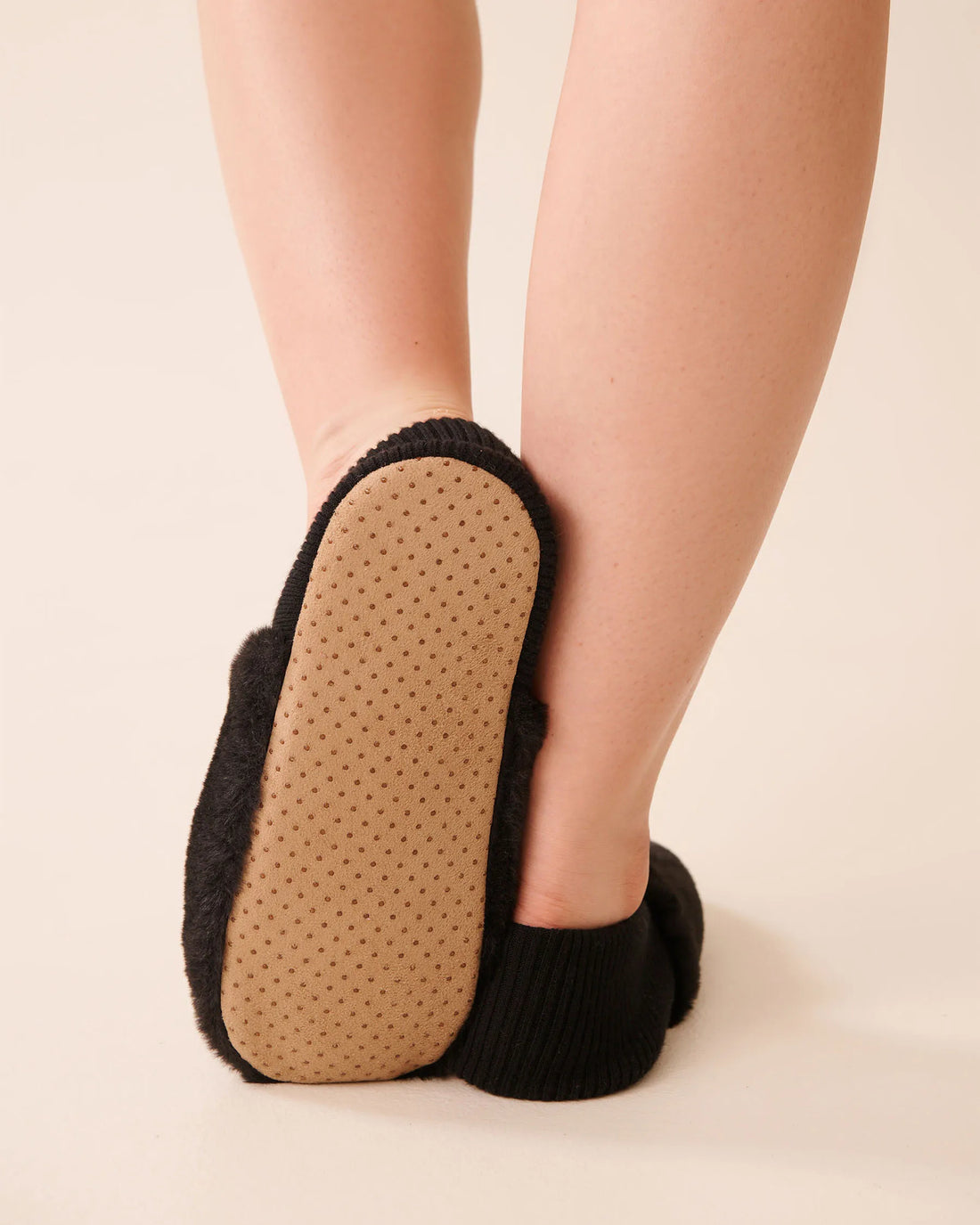 La Vie en Rose_Black Beauty_Ribbed Back Soft Plush Slipper Socks_40700430_00001_02