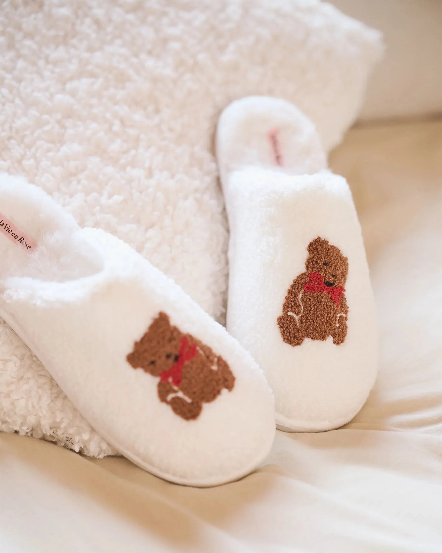 La Vie en Rose_Snow White_Teddy Bear Embroidered Curly Fur Slippers_40700437_10011_01