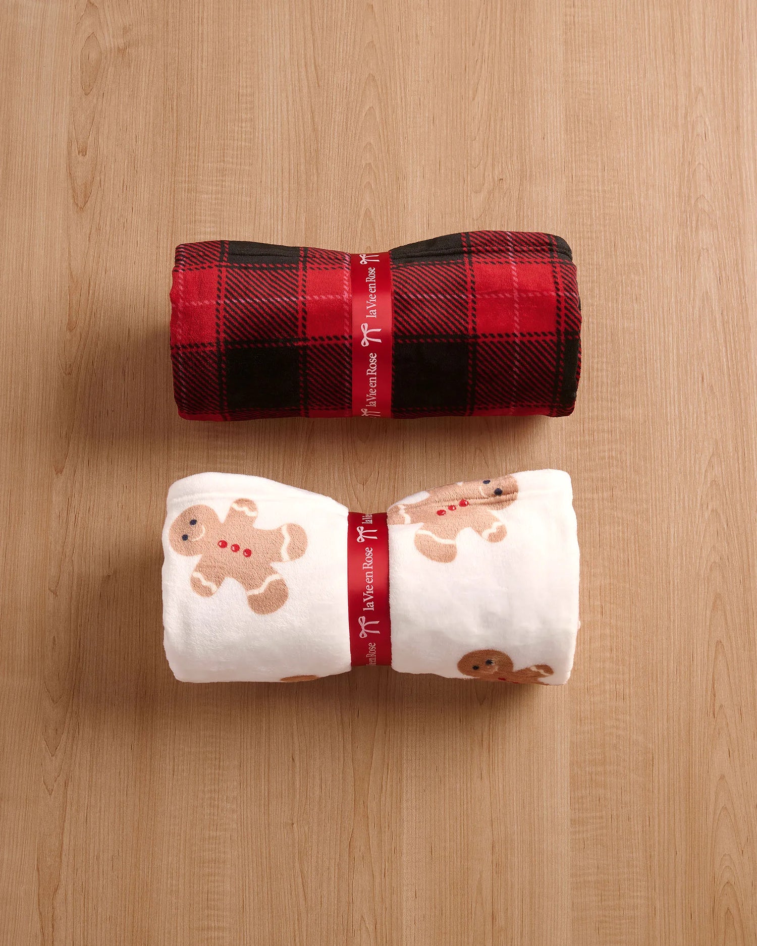 La Vie en Rose_Snow White Gingerbread_Buffalo Plaid Soft Plush Blanket_40700441_P10568_04