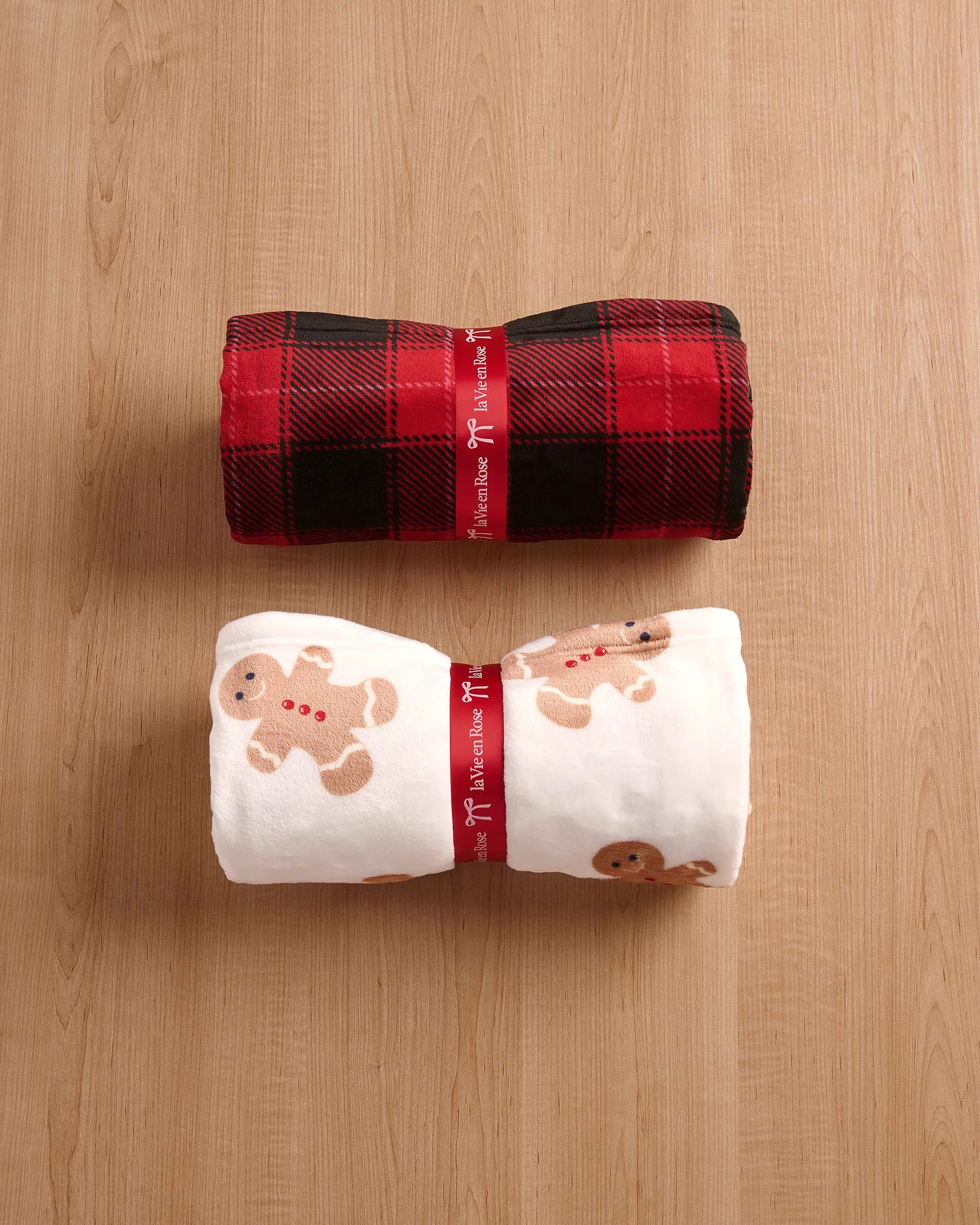 La Vie en Rose_Snow White Gingerbread_Buffalo Plaid Soft Plush Blanket_40700441_P10568_04