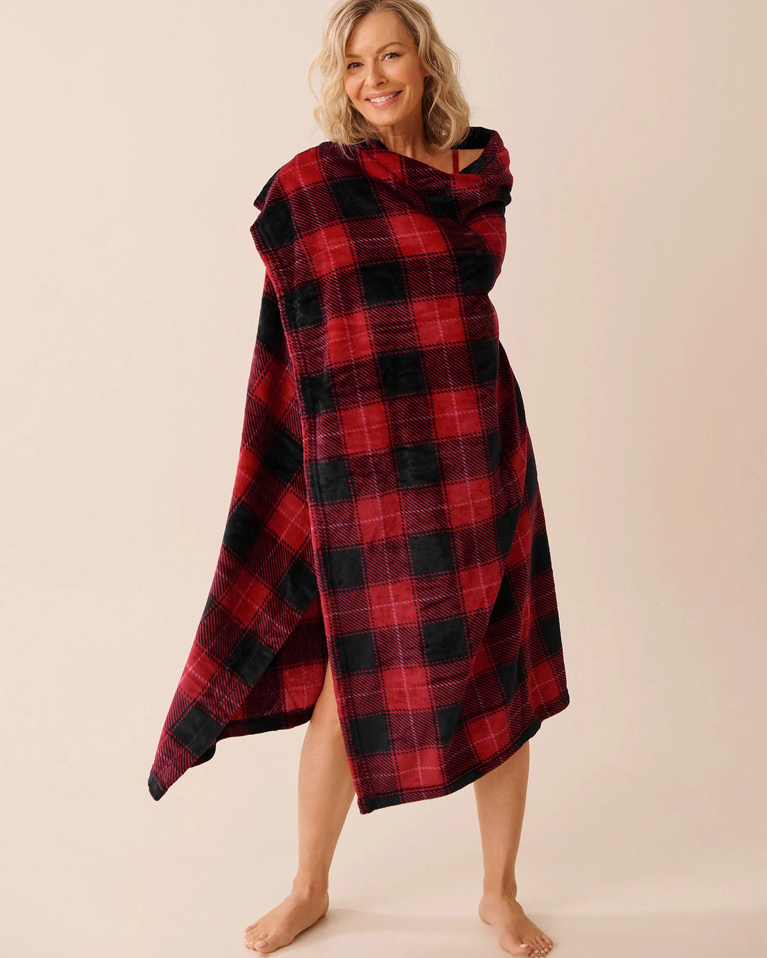 La Vie en Rose_Savvy Red Buffalo Plaid_Apr�s-Ski Soft Plush Blanket_40700441_P60428_01