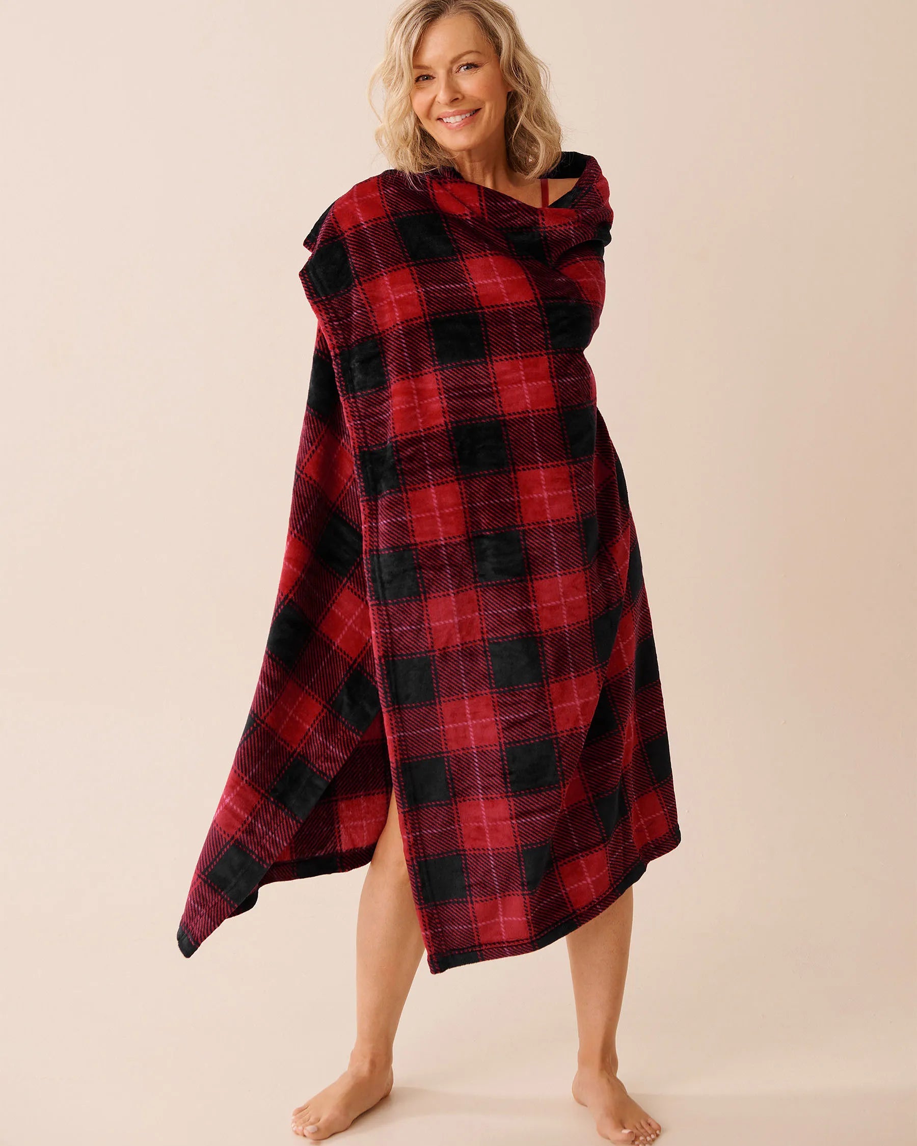 La Vie en Rose_Savvy Red Buffalo Plaid_Apr�s-Ski Soft Plush Blanket_40700441_P60428_01