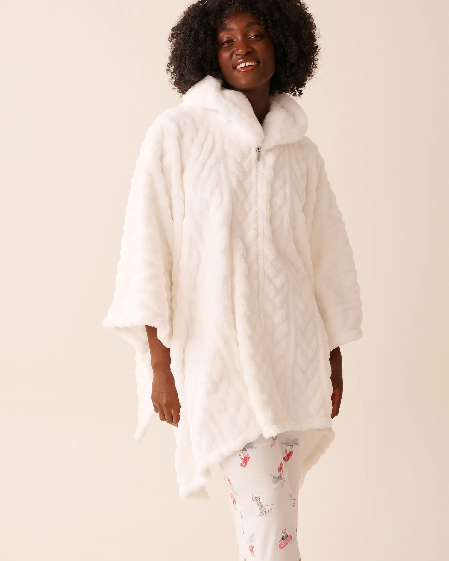 La Vie en Rose_Snow White_Cable Effect Soft Plush Hooded Cape_40700442_10011_03