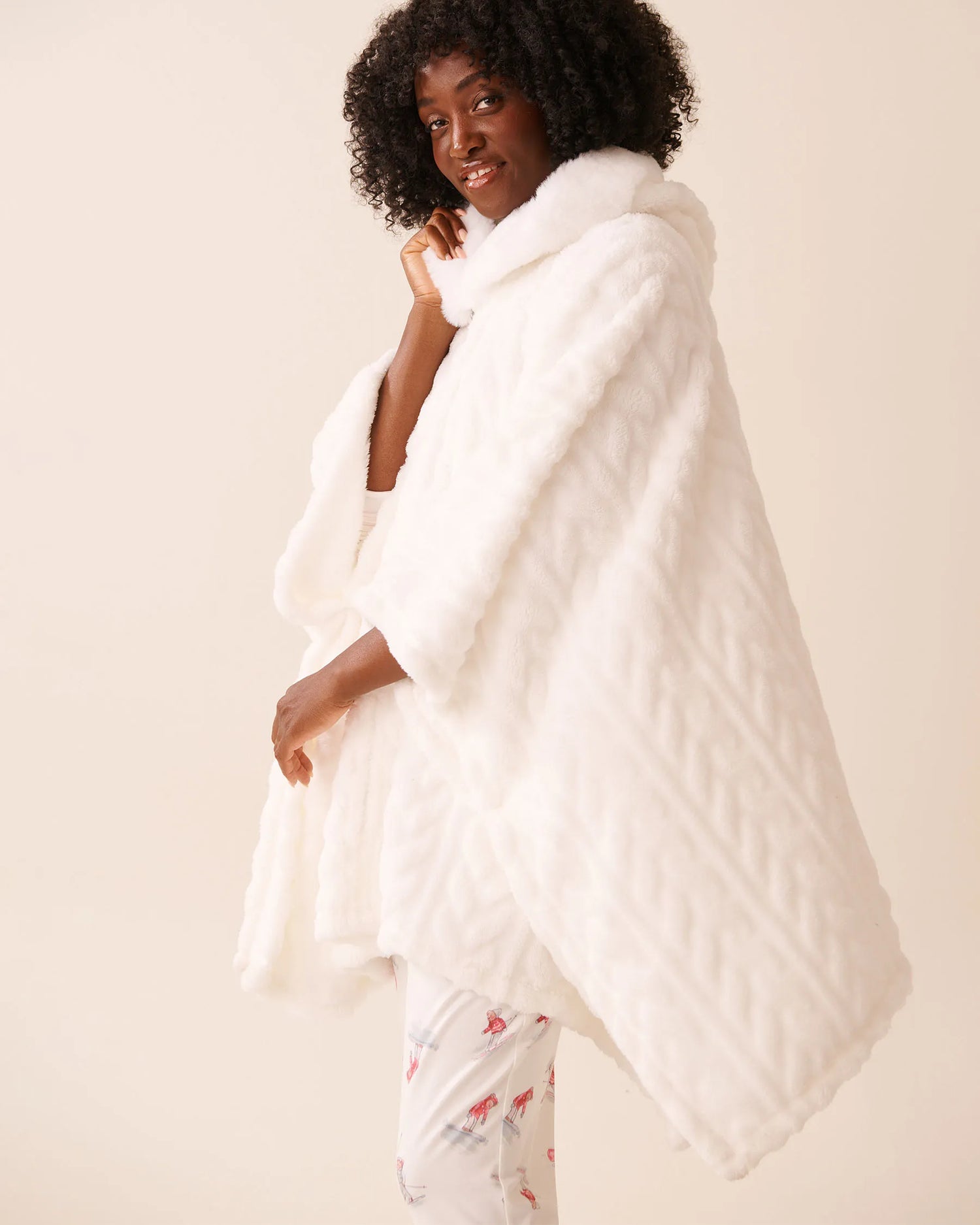 La Vie en Rose_Snow White_Cable Effect Soft Plush Hooded Cape_40700442_10011_07