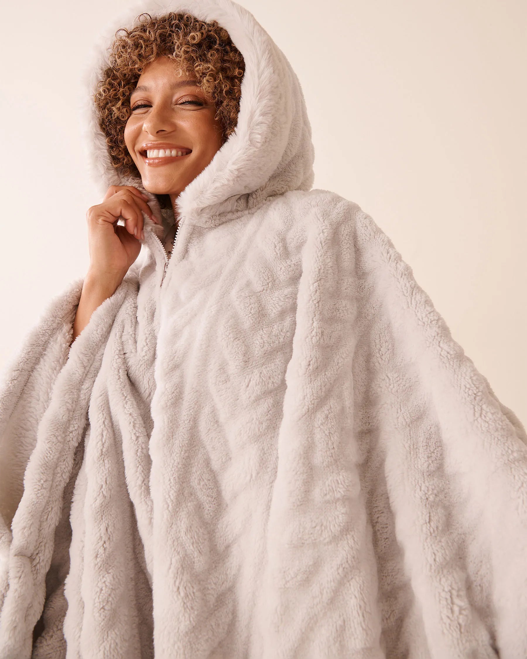 La Vie en Rose_Quiet Gray Cable_Cable Effect Soft Plush Hooded Cape_40700442_P00472_03