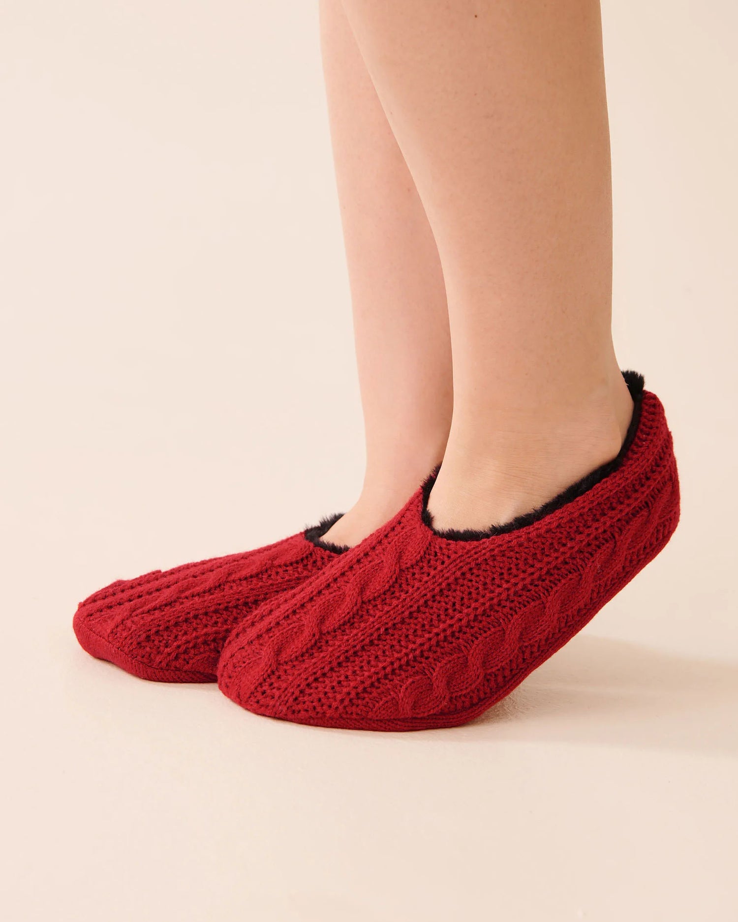 La Vie en Rose_Savvy Red Cable_Cable Knit and Faux Fur Slipper Socks_40700445_P60466_01