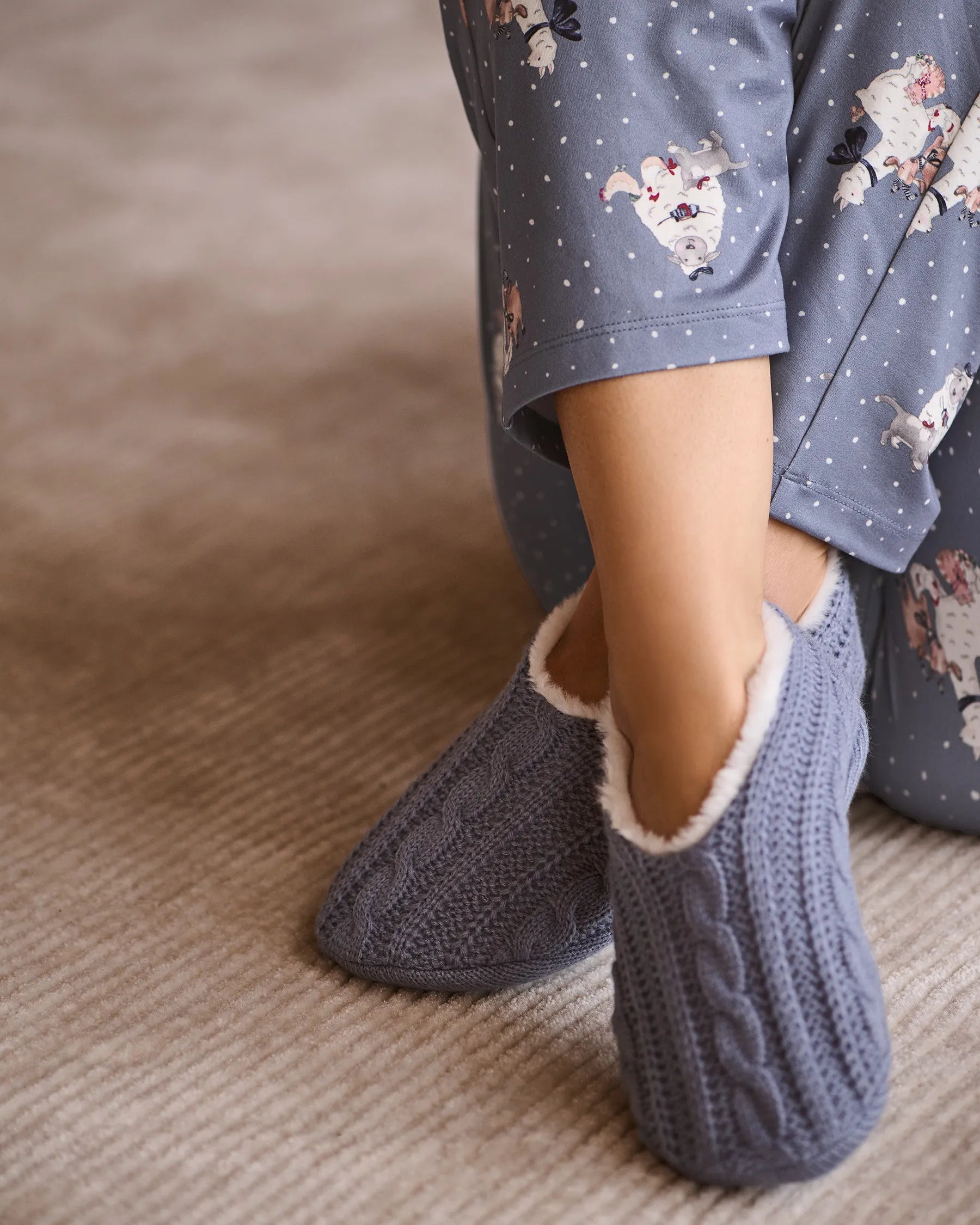 La Vie en Rose_Stonewash Cable_Cable Knit and Faux Fur Slipper Socks_40700445_p40520_01